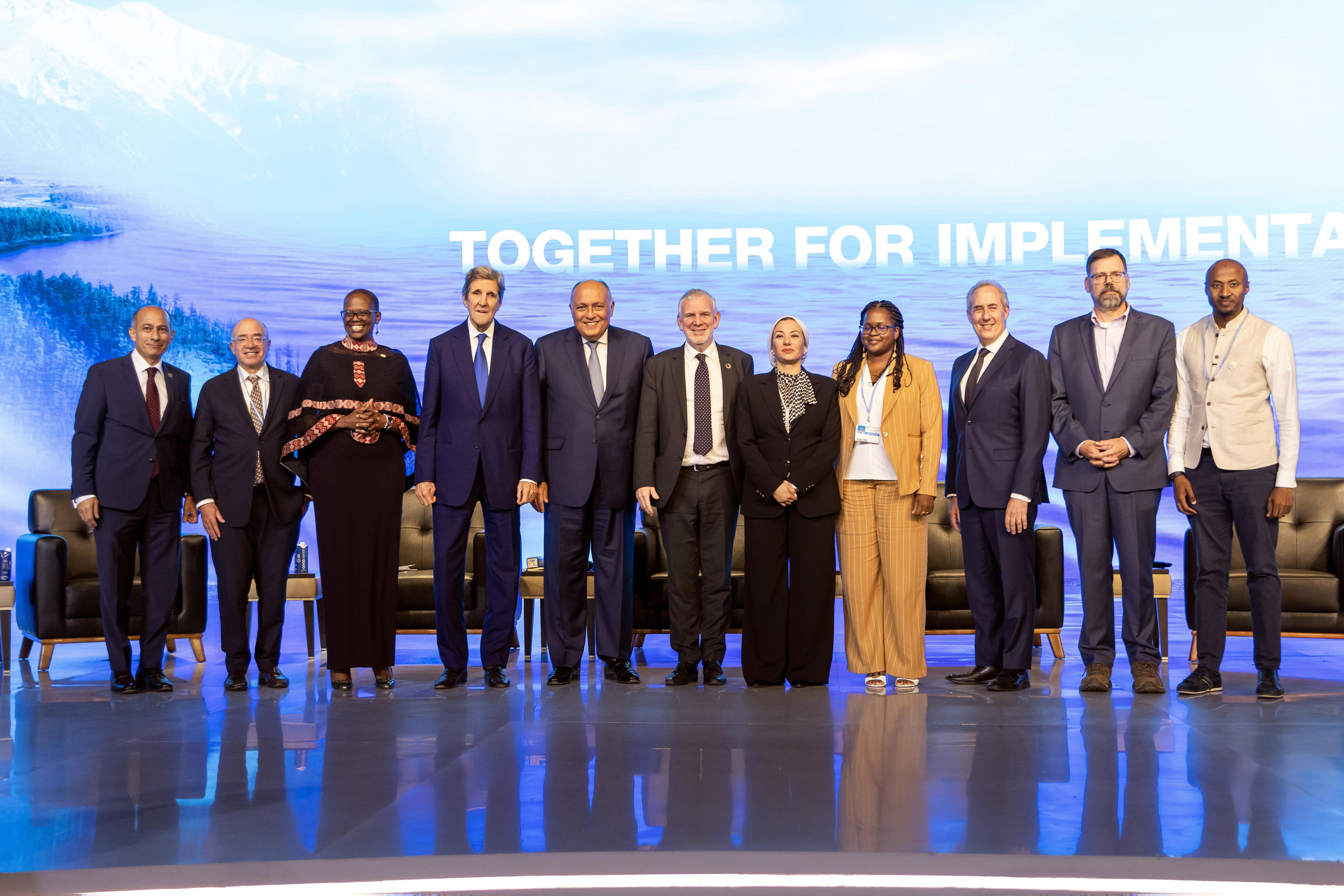 Gruppenfoto anlässlich der Bekanntgabe einer engen Klima-Zusammenarbeit Deutschlands, der USA und Ägyptens im Rahmen des sogenannten Mitigation Panel auf der Weltklimakonferenz COP27