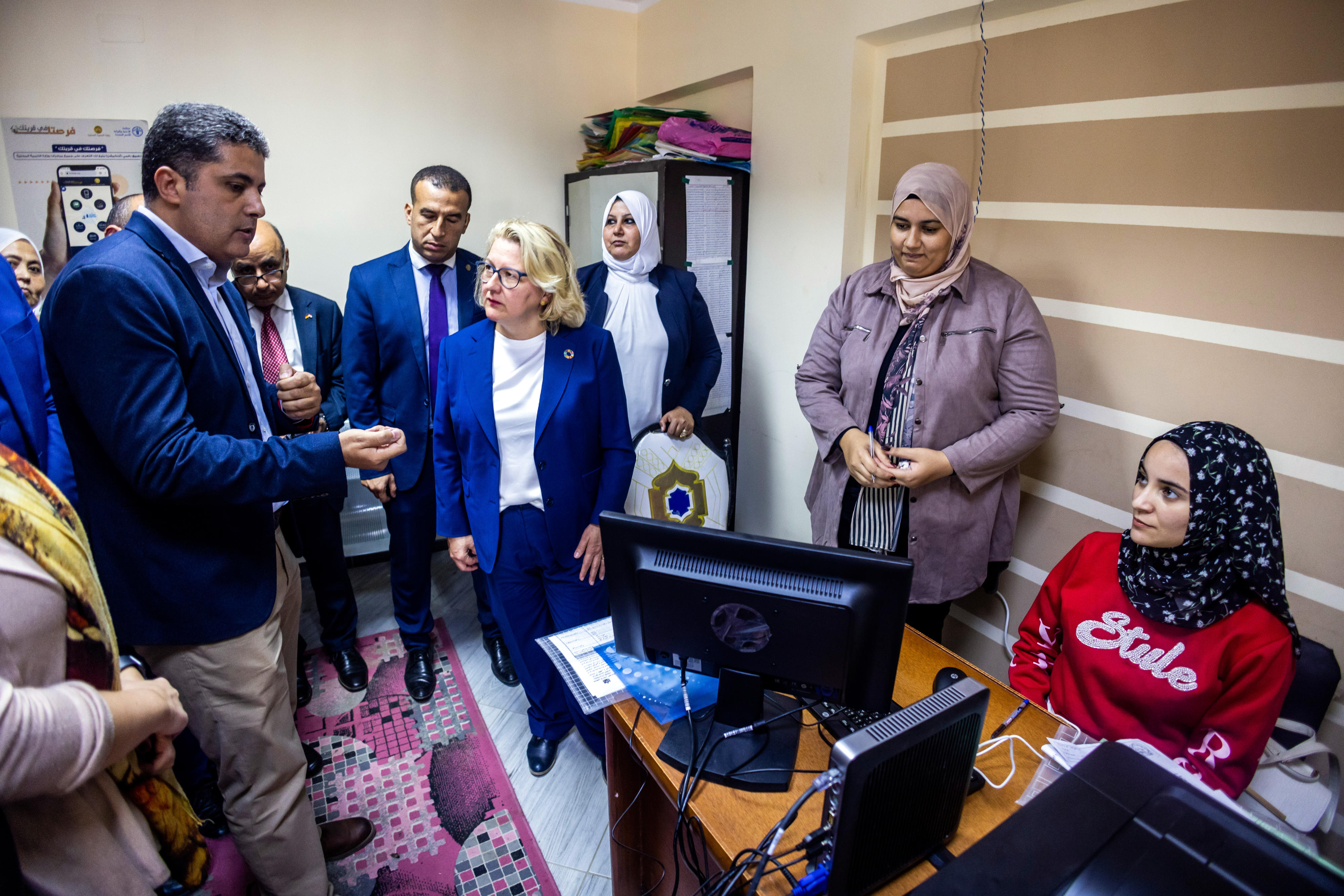 Ministerin Schulze beim Besuch eines Gemeindezentrums in Amriya, nahe Alexandria