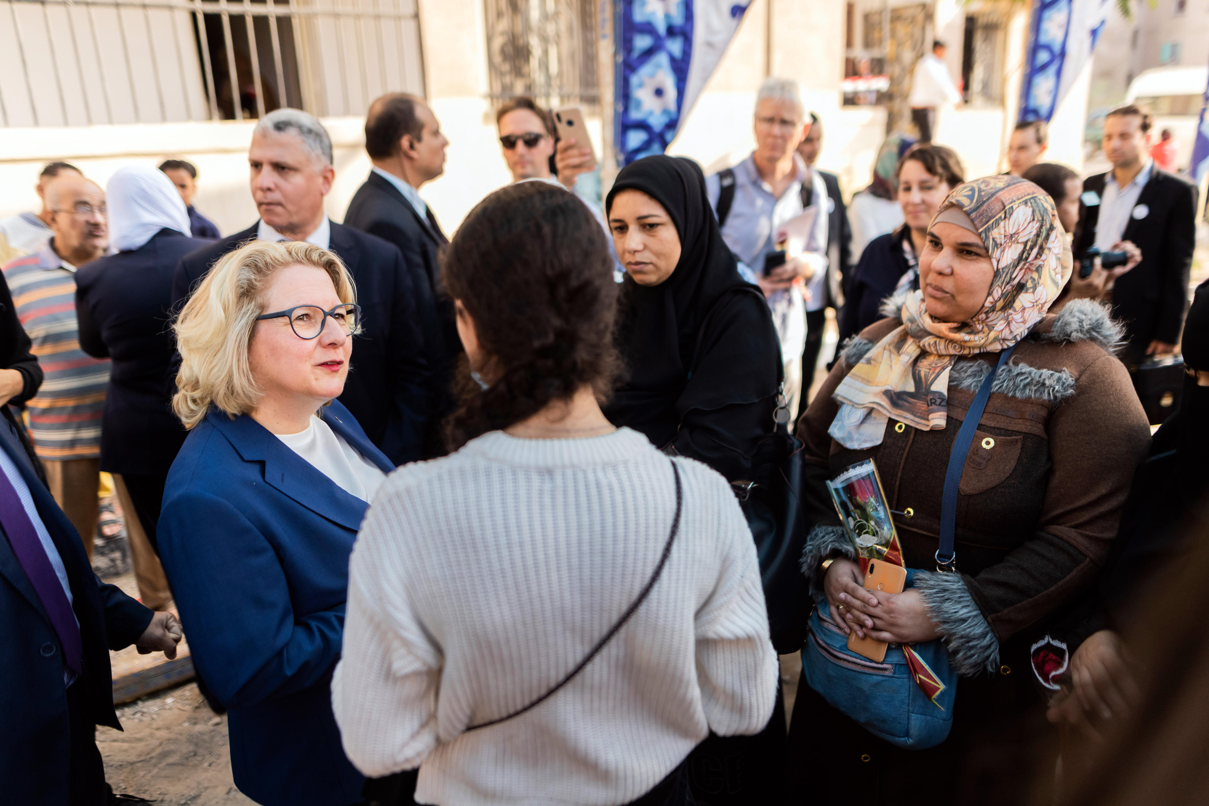 Ministerin Svenja Schulze im Gespräch mit Mitarbeiterinnen eines Gemeindezentrums in Amriya, das Beratung und Aufklärung zur Familienplanung, Frühverheiratung und zur Alphabetisierung anbietet.