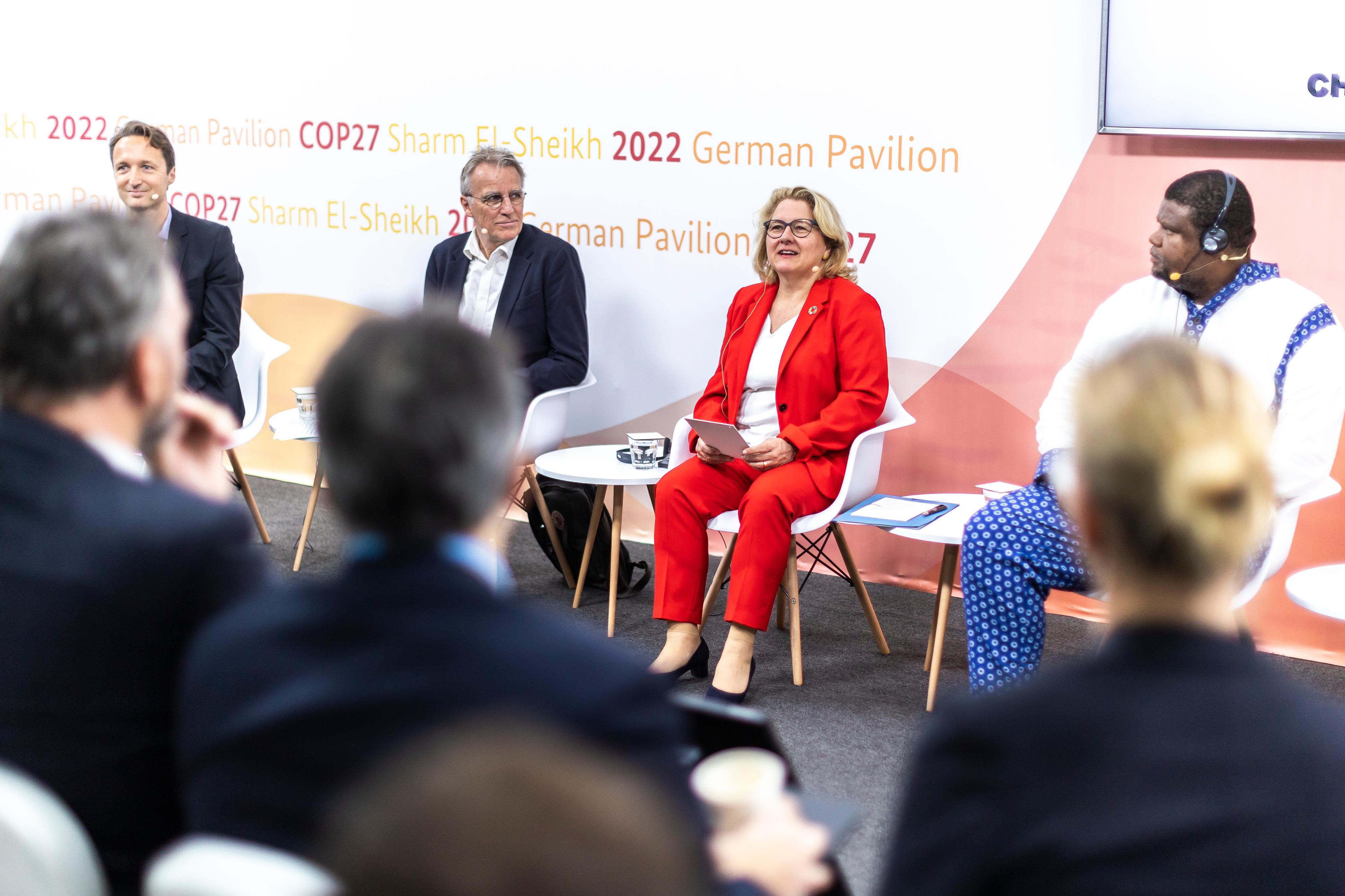 Bundesentwicklungsministerin Svenja Schulze und der Parlamentarische Staatssekretär im Bundeswirtschaftsministerium, Stefan Wenzel (2. von links), auf der Pressekonferenz zum Start des Ptx-Entwicklungsfonds und des PtX-Wachstumsfonds am 15. November 2022 auf der Weltklimakonferenz im ägyptischen Sharm El-Sheikh