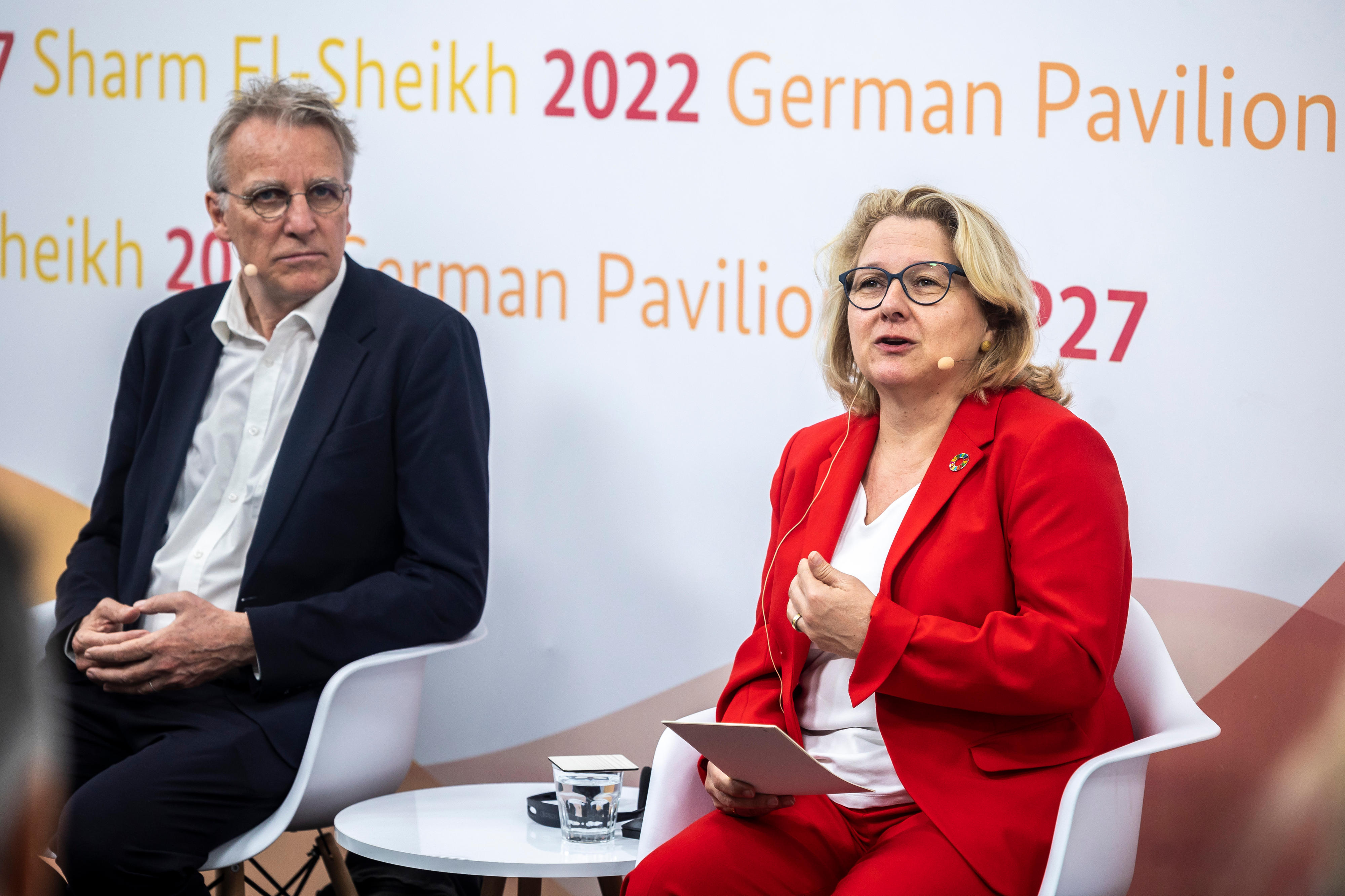 Bundesentwicklungsministerin Svenja Schulze und der Parlamentarische Staatssekretär im Bundeswirtschaftsministerium, Stefan Wenzel, auf der Pressekonferenz zum Start des Ptx-Entwicklungsfonds und des PtX-Wachstumsfonds am 15. November 2022 auf der Weltklimakonferenz