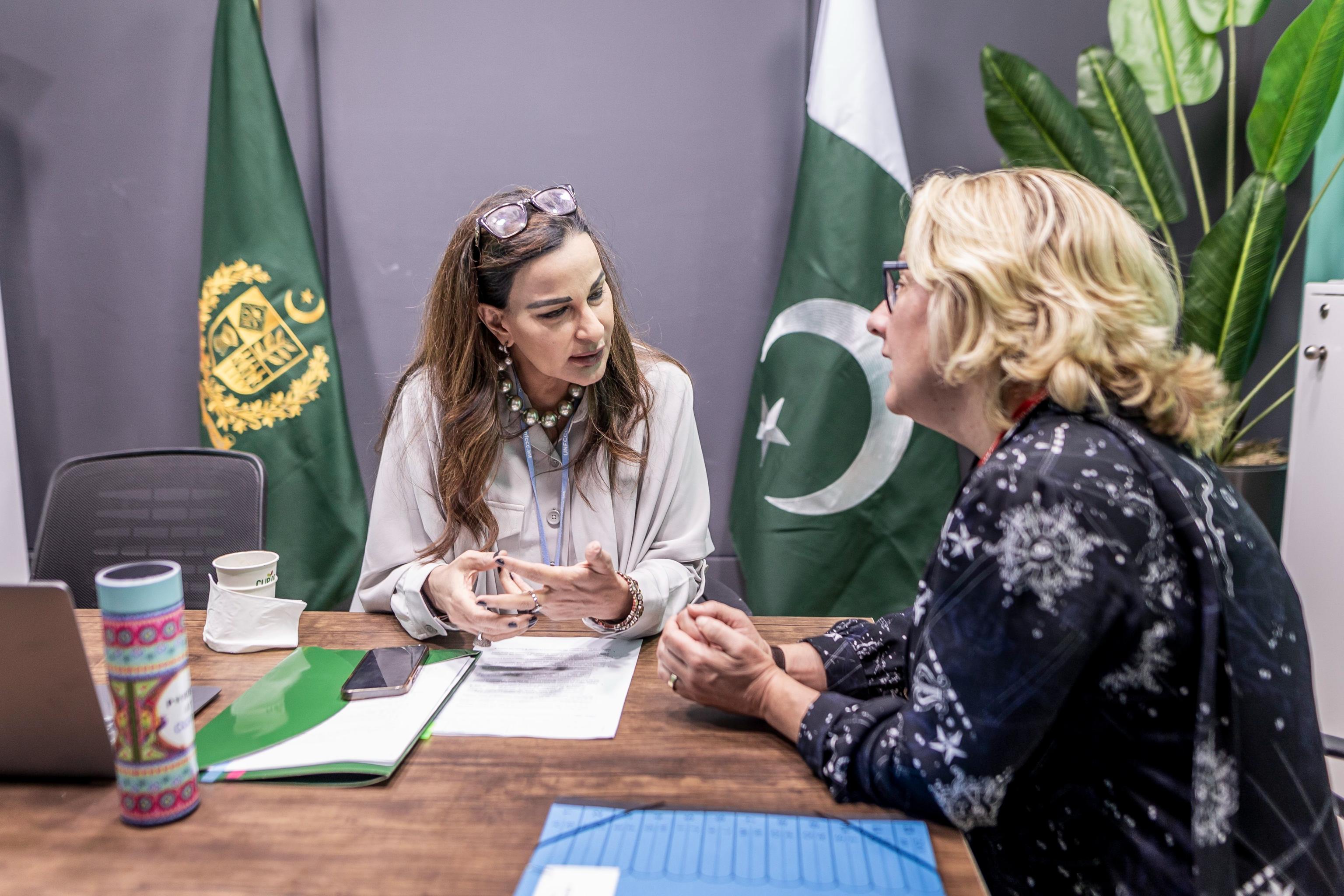 Bundesentwicklungsministerin Svenja Schulze (rechts) im Gespräch mit der pakistanischen Klimaministerin Sherry Rehman am 16. November 2022 auf der COP27 in Sharm El-Sheikh