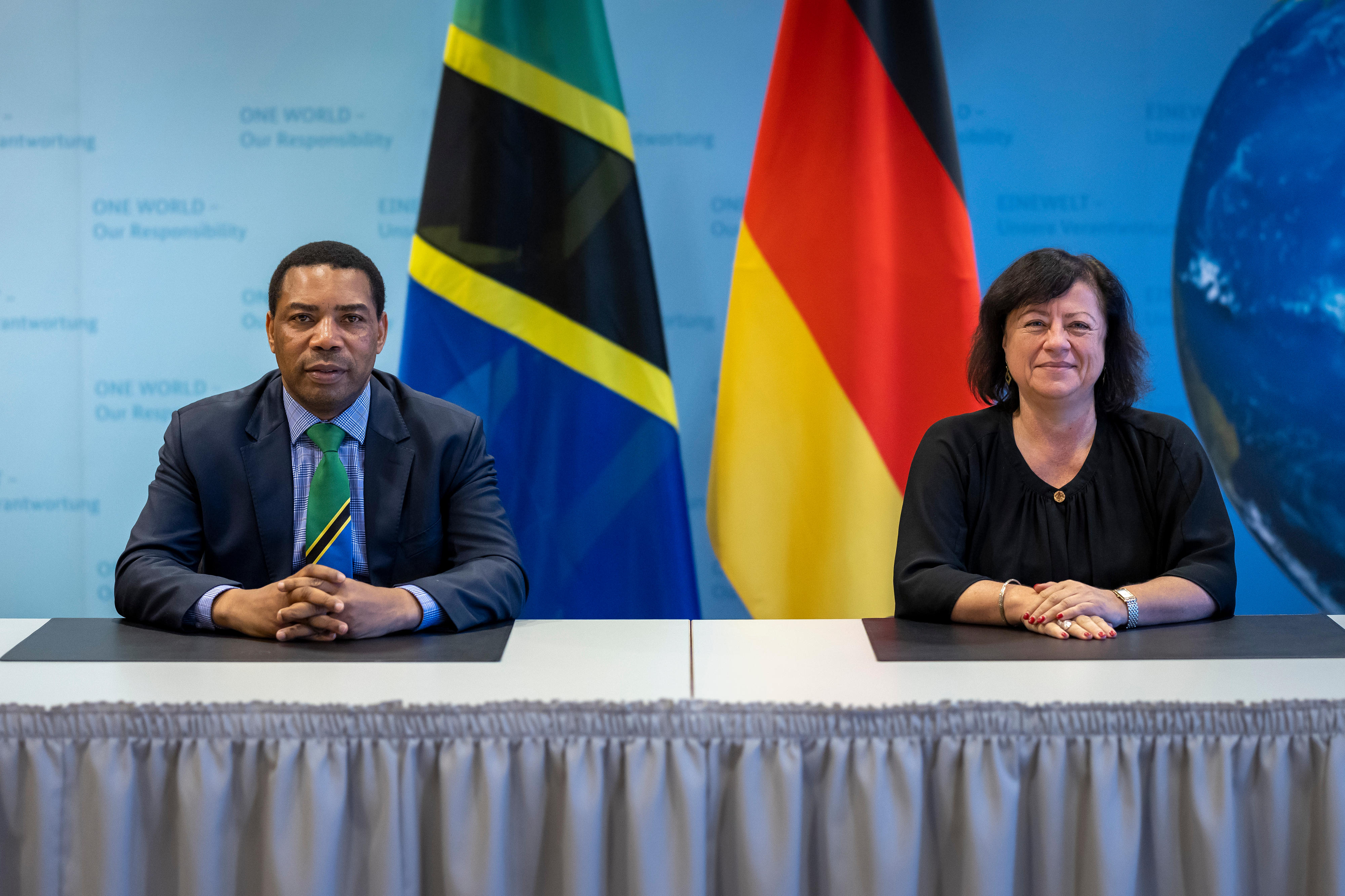 Der tansanische Finanzminister Dr. Mwigulu Nchemba und die Parlamentarische  Staatssekretärin im BMZ, Dr. Bärbel Kofler, bei den deutsch-tansanischen Regierungsverhandlungen am 16. November 2022 im BMZ in Berlin