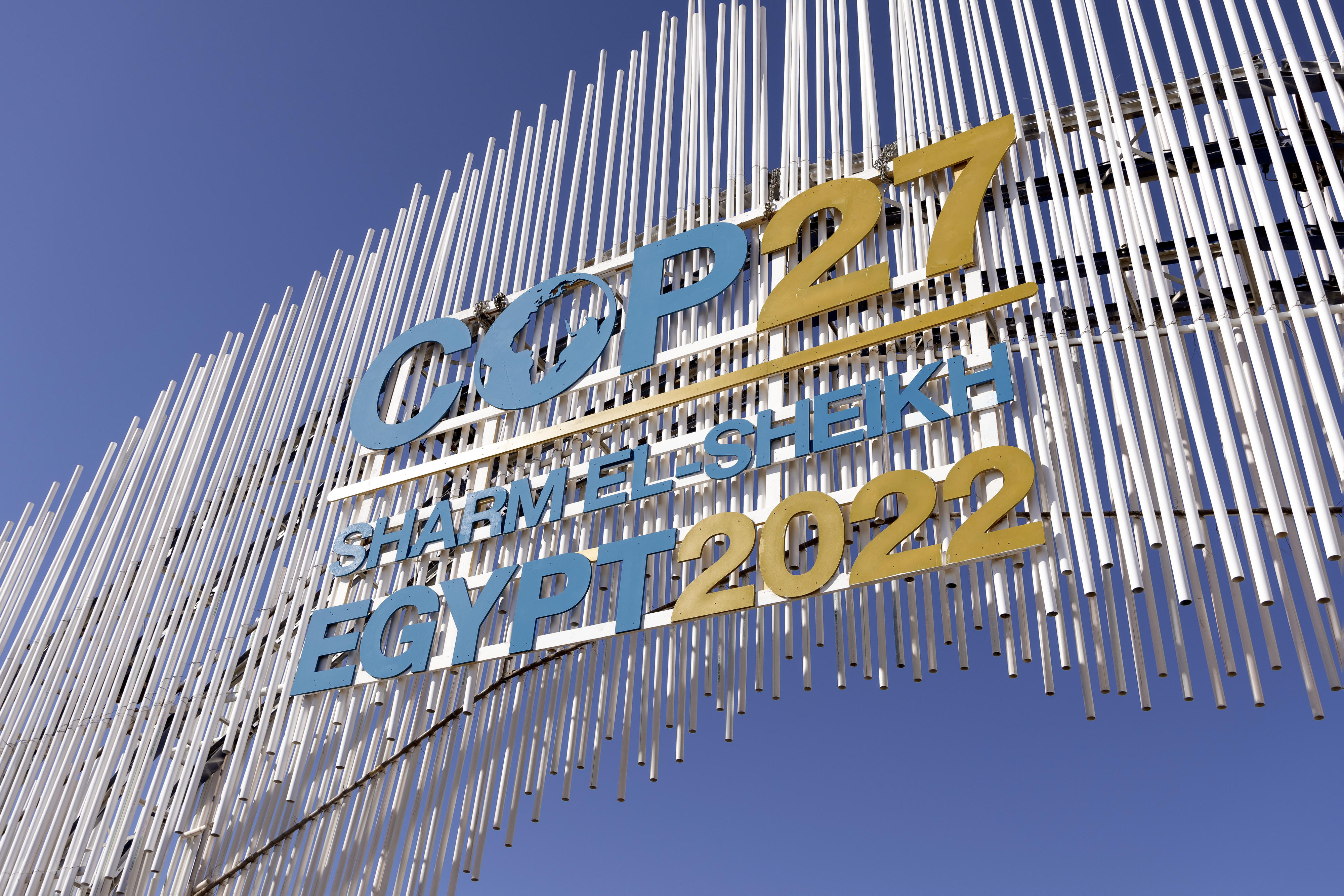 Veranstaltungsgebäude mit Schriftzug: COP27 Sharm El-Sheikh, Egypt 2022