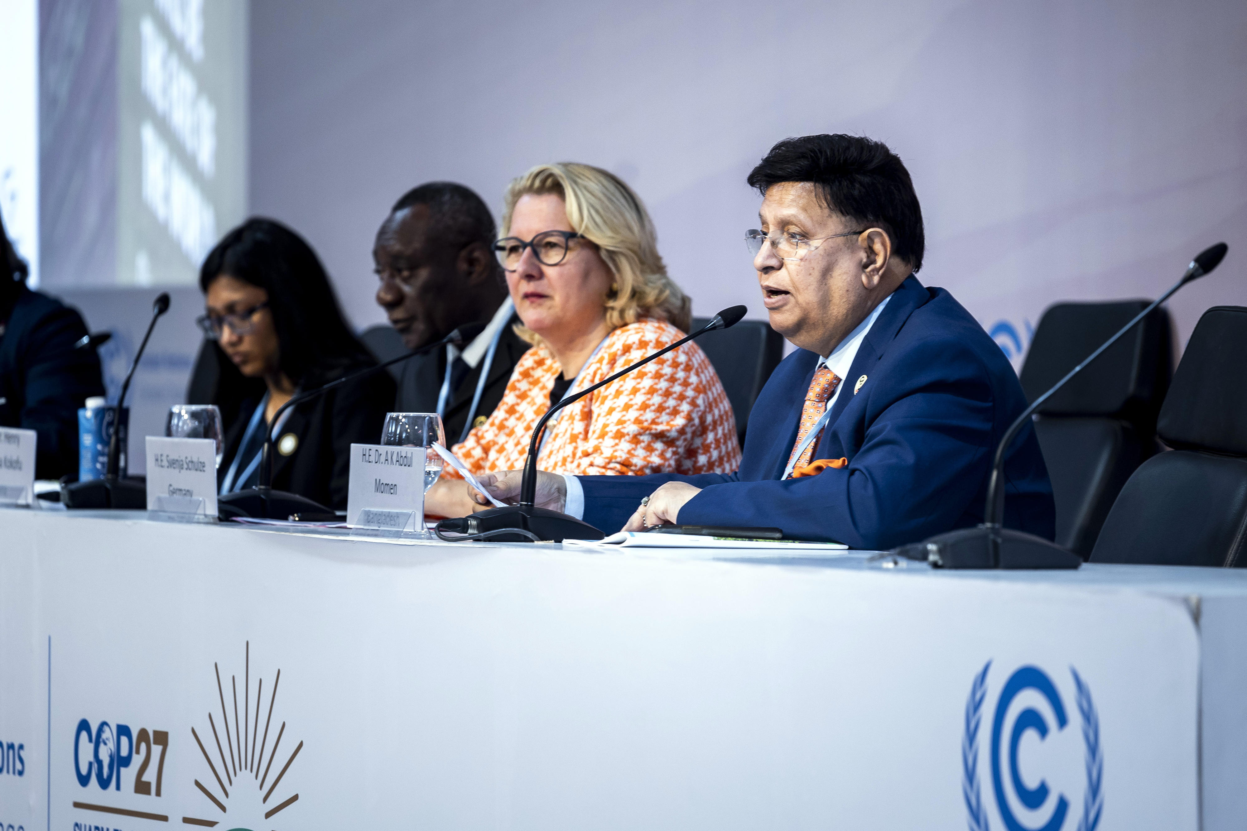 Der Außenminister von Bangladesch, Abdul Momen (rechts), Bundesentwicklungsministerin Svenja Schulze, Henry Kokofu, Sondergesandter des Climate Vulnerable Forum (CVF), Ghana und Sara Ahmed von der V20 bei der Pressekonferenz zum Start des Globalen Schutzschirms gegen Klimarisiken auf der COP27