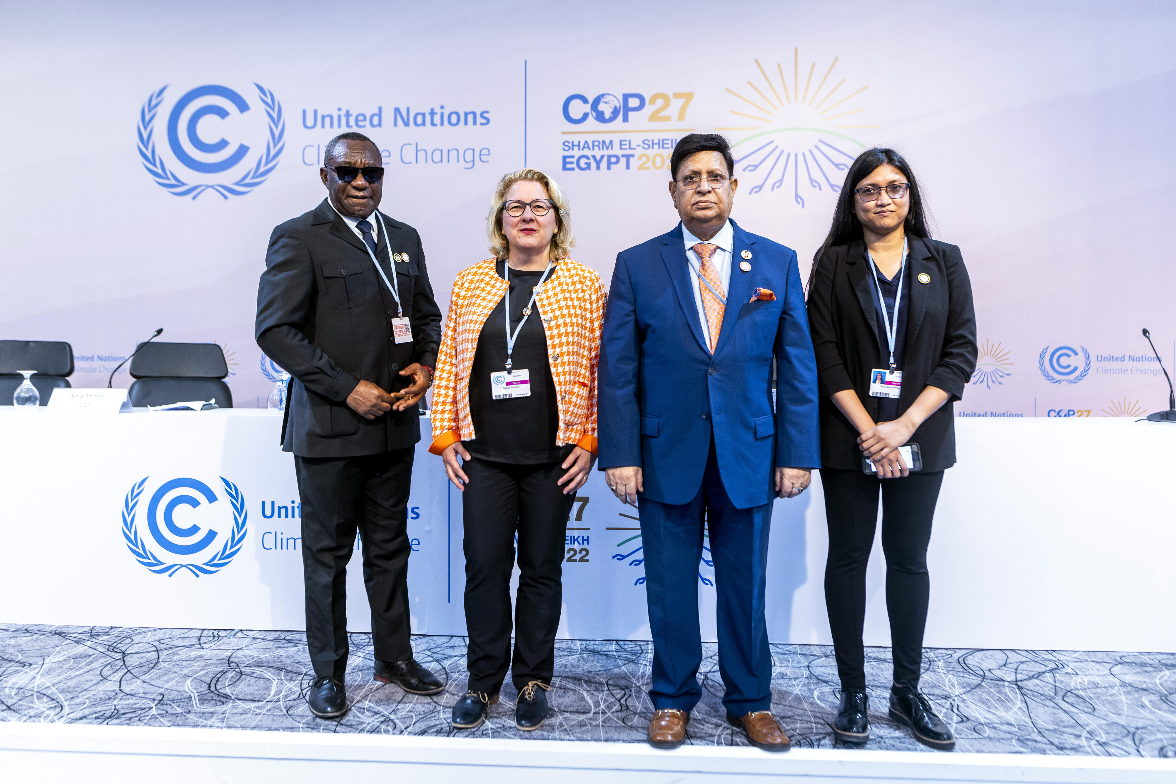 Henry Kokofu, Sondergesandter des Climate Vulnerable Forum (CVF), Ghana, Bundesentwicklungsministerin Svenja Schulze, der Außenminister von Bangladesch, Abdul Momen, und Sara Ahmed von der V20, vor der Pressekonferenz zum Start des Globalen Schutzschirms gegen Klimarisiken auf der COP27 in Sharm El-Sheikh