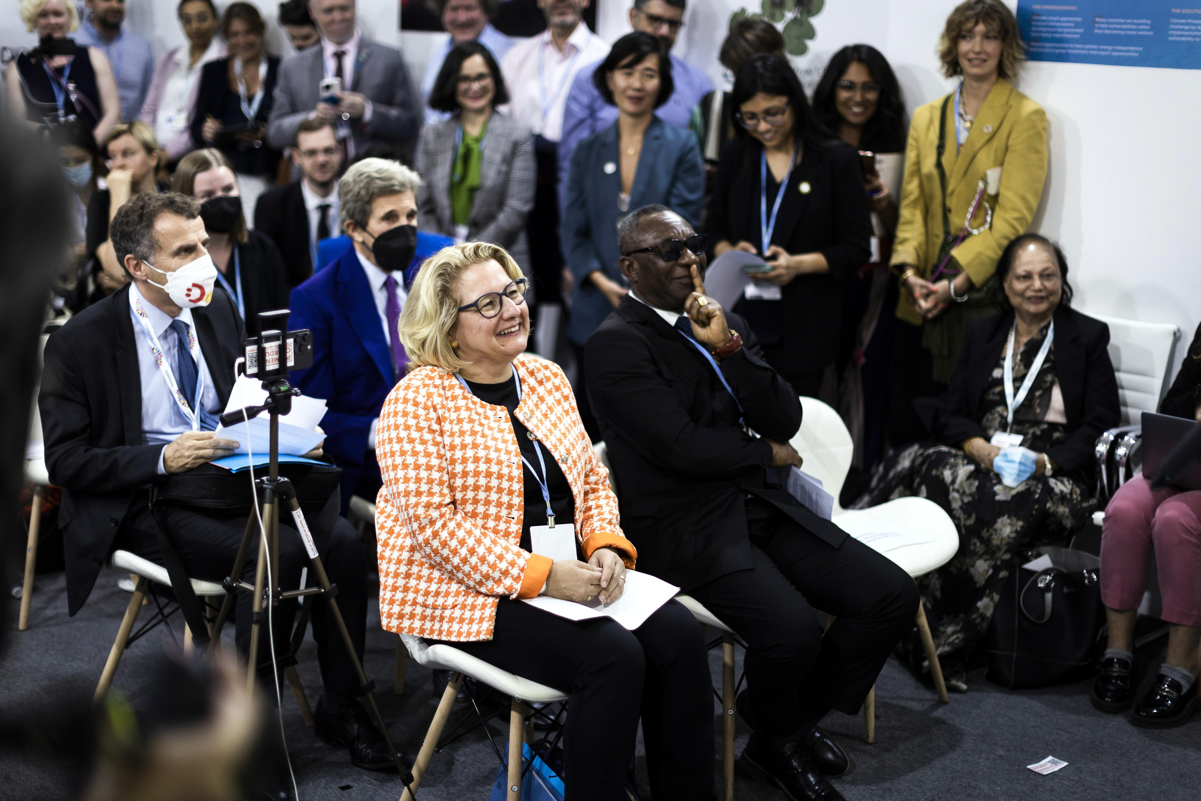 Bundesentwicklungsministerin Svenja Schulze, Henry Kokofu, Sondergesandter des Climate Vulnerable Forum (CVF), Ghana, John Kerry, Sonderbeauftragter des US-Präsidenten für Klimafragen und andere Teilnehmerinnen und Teilnehmer der Veranstaltung zum Start des Globalen Schutzschirms gegen Klimarisiken auf der COP27 in Sharm El-Sheikh