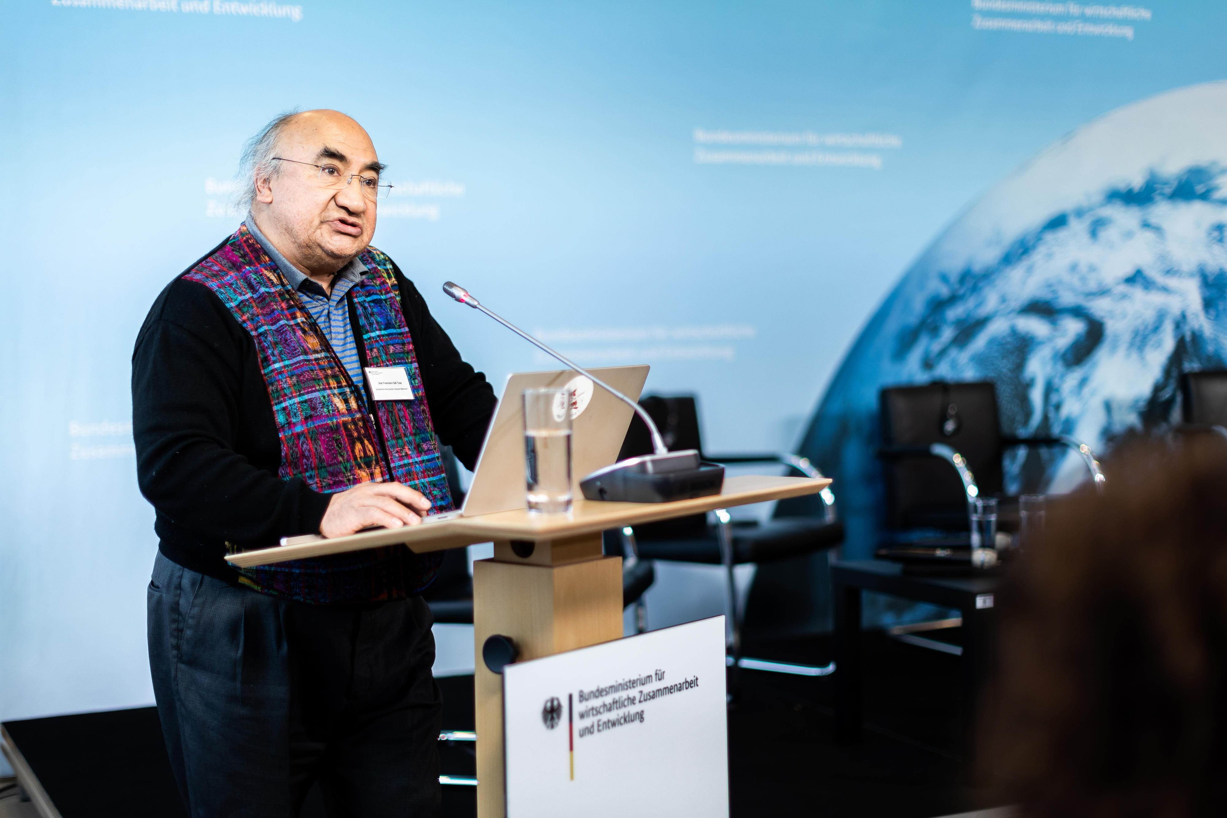 UN-Sonderberichterstatter für die Rechte indigener Völker Jose Francisco Cali Tzay, bei der Konferenz „Spirituelles Erbe und geerbte Konflikte – Indigene und ihre Religionsfreiheit“ im BMZ am 21. November 2022