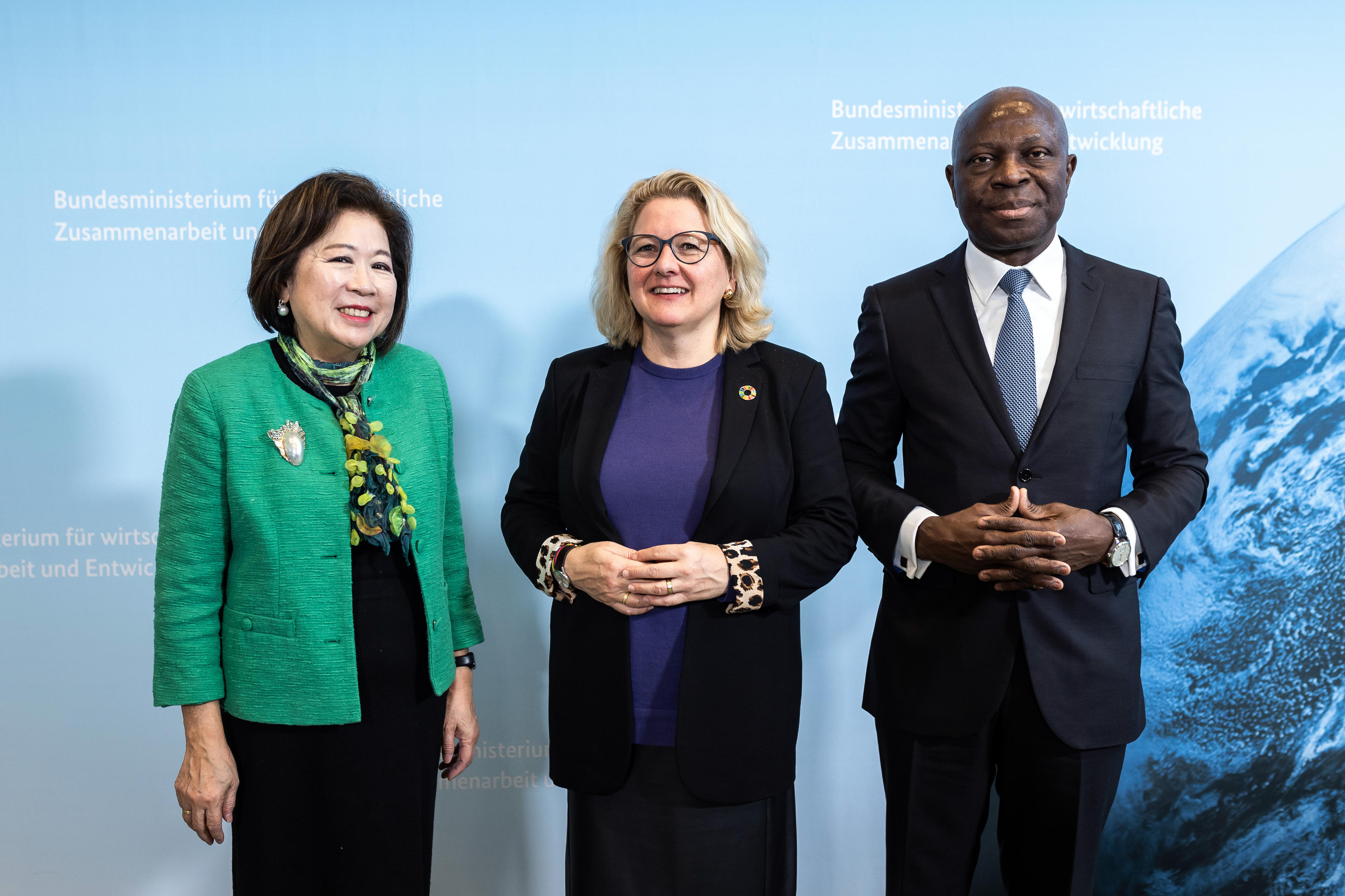 Mari Pangestu, Managing Director Entwicklungspolitik und Partnerschaften der Weltbank, Bundesministerin Svenja Schulze und Gilbert Houngbo, Generaldirektor der ILO, bei der Pressekonferenz am 29. November 2022 in Berlin zur Vertiefung der Zusammenarbeit zwischen BMZ, ILO und Weltbank im Bereich der sozialen Sicherung.