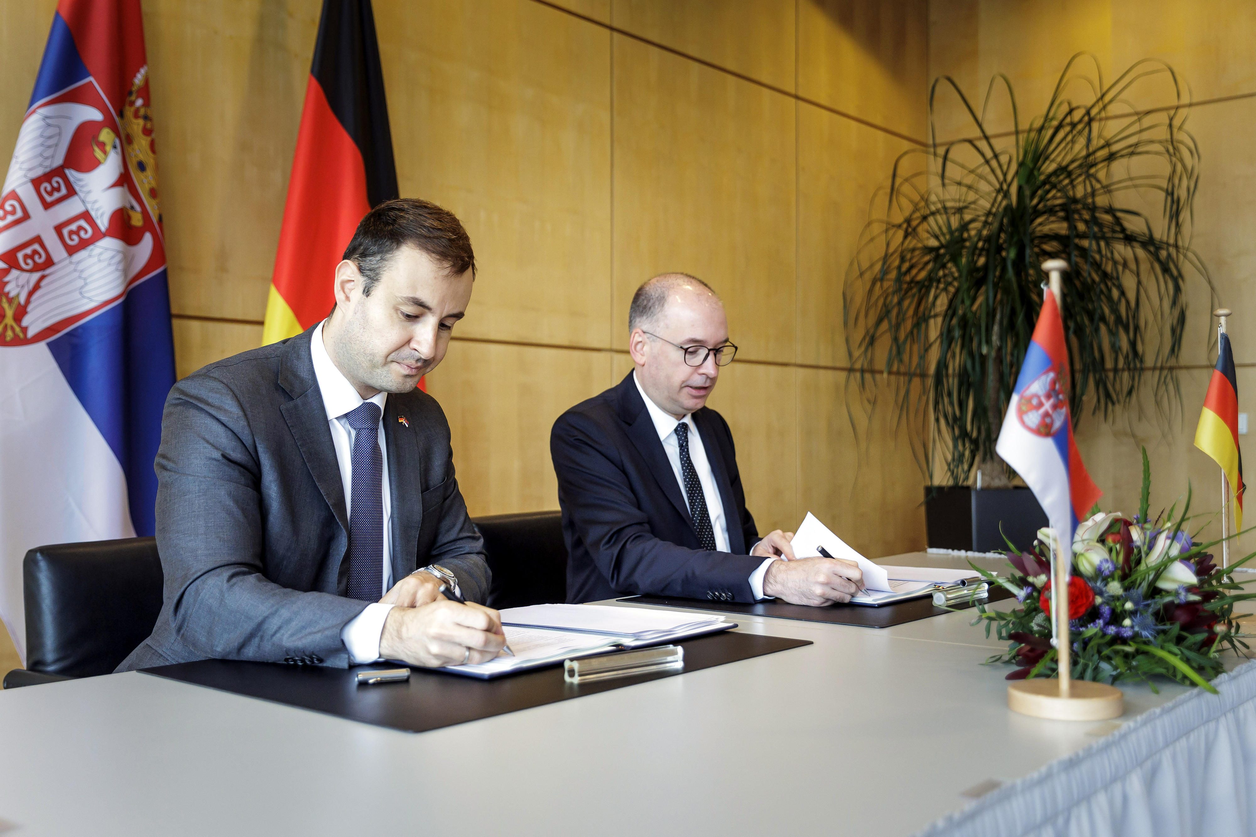 Niels Annen, Parliamentary State Secretary at the Federal Ministry for Economic Cooperation and Development (right), and Gojko Stanivuković, State Secretary at the Ministry of Finance of the Republic of Serbia, during the signing of a Memorandum of Understanding on Future Development Cooperation