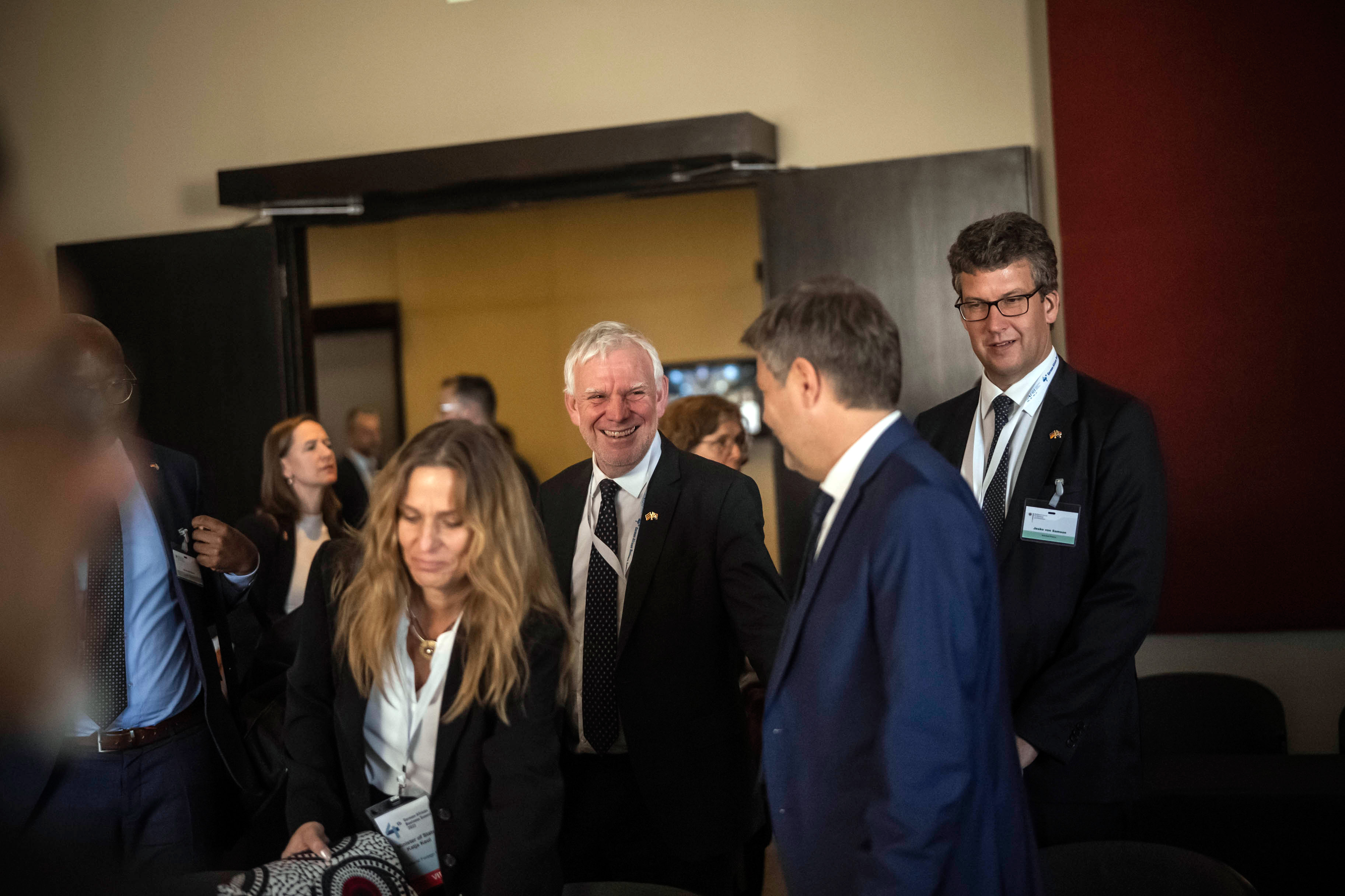 Staatssekretär Jochen Flasbarth und Bundeswirtschaftsminister Robert Habeck beim German African Business Summit in Johannesburg, Südafrika