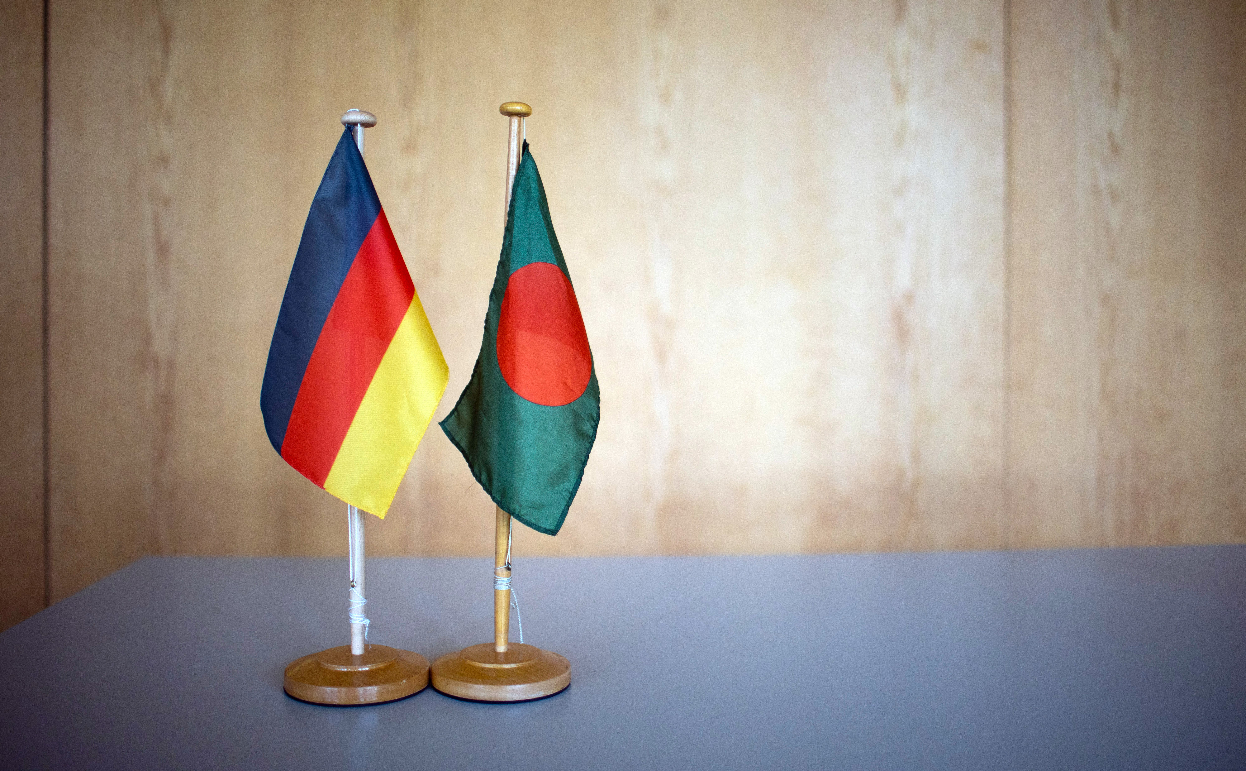 Die Flaggen von Deutschland und Bangladesch