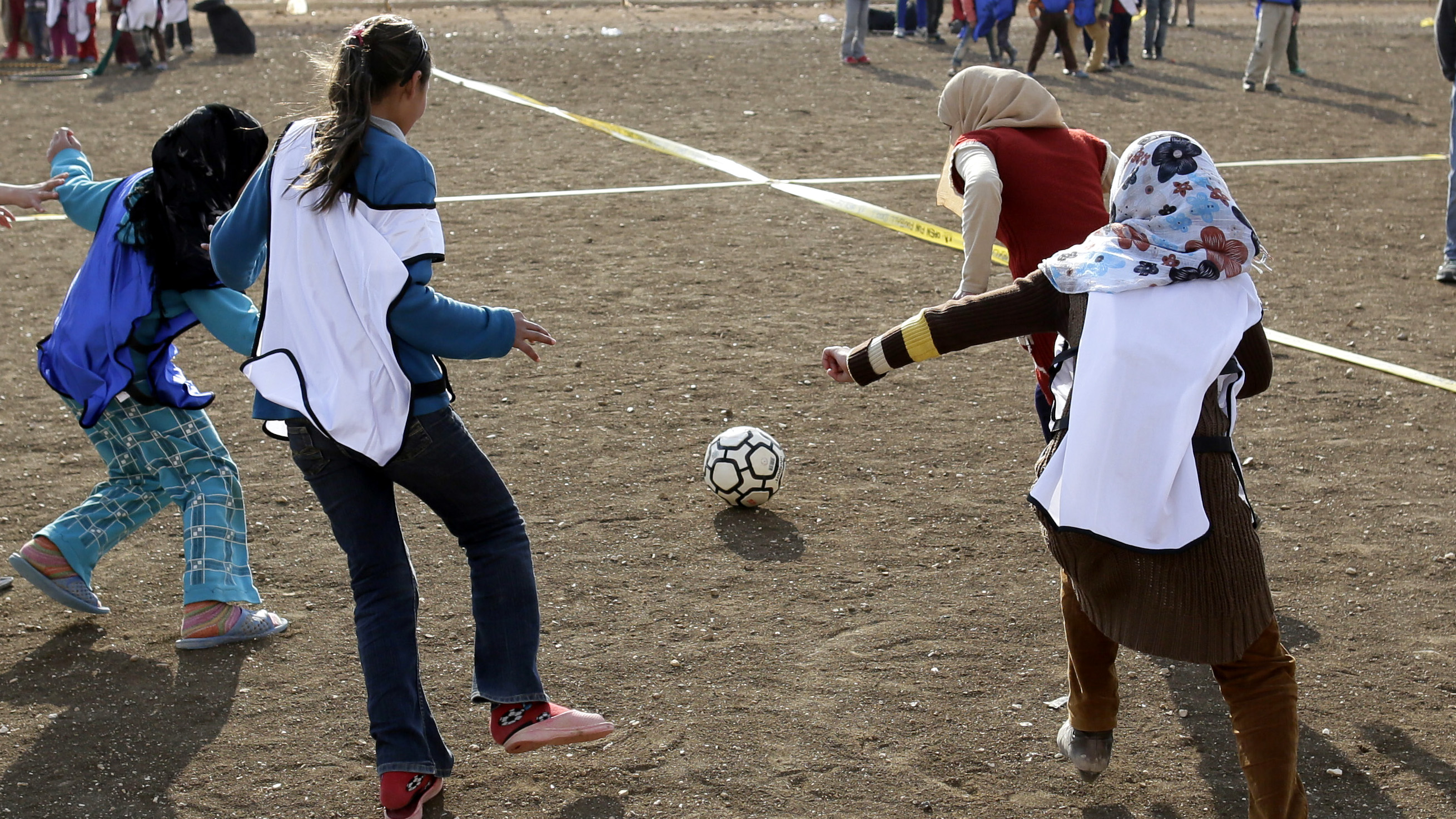 Syrische Mädchen spielen Fußball in einem Flüchtlingslager in Jordanien.
