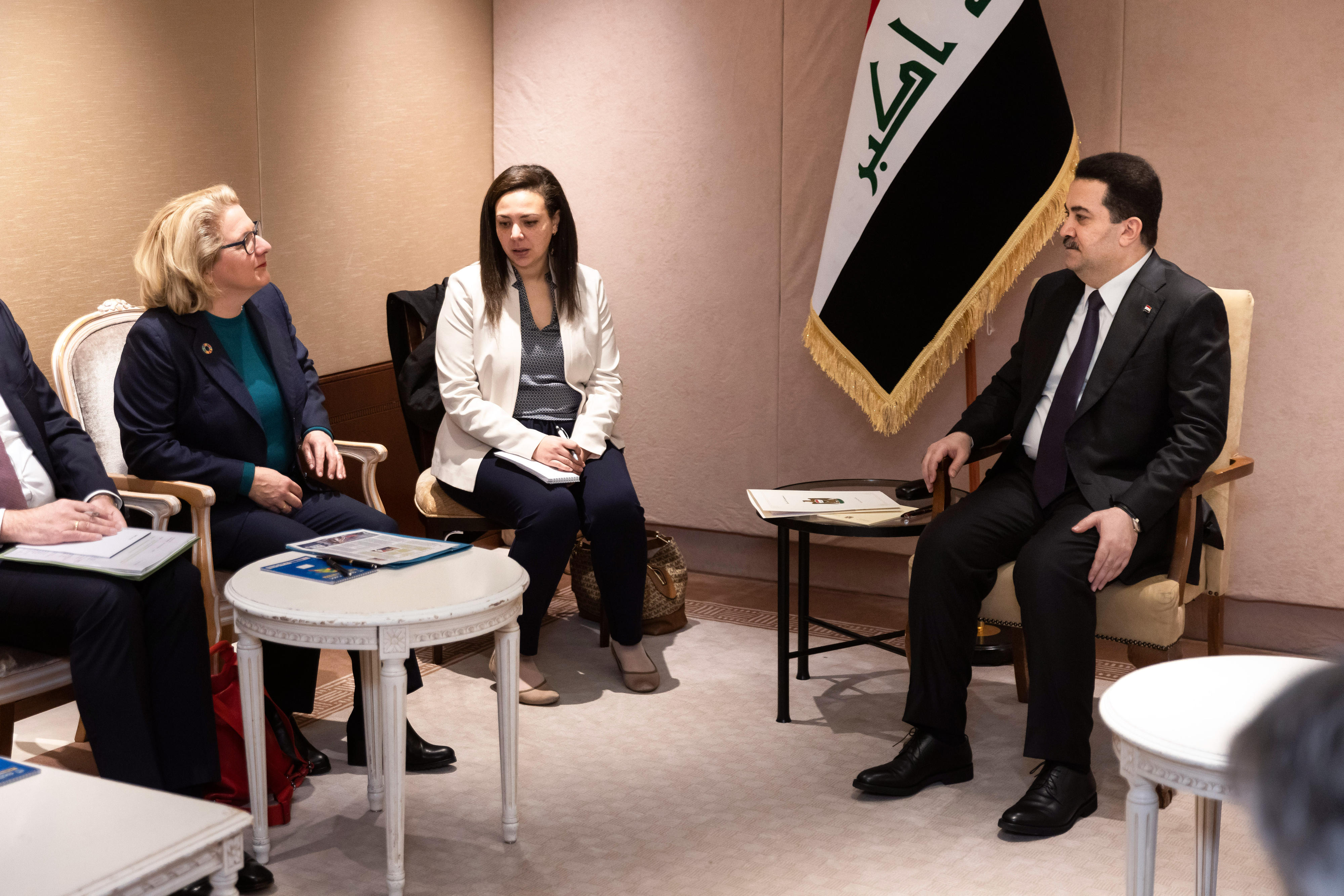 Entwicklungsministerin Svenja Schulze im Gespräch mit dem irakischen Regierungschef Mohammed al-Sudani in Berlin
