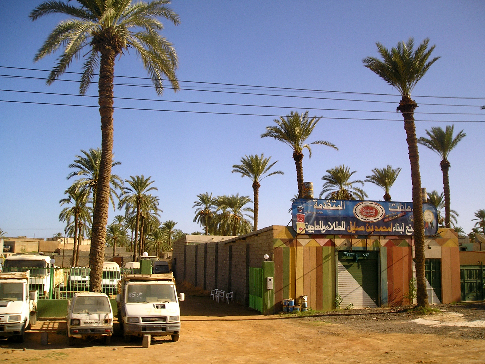 Werkstatt und Fahrzeuge eines Autohändlers in Libyen