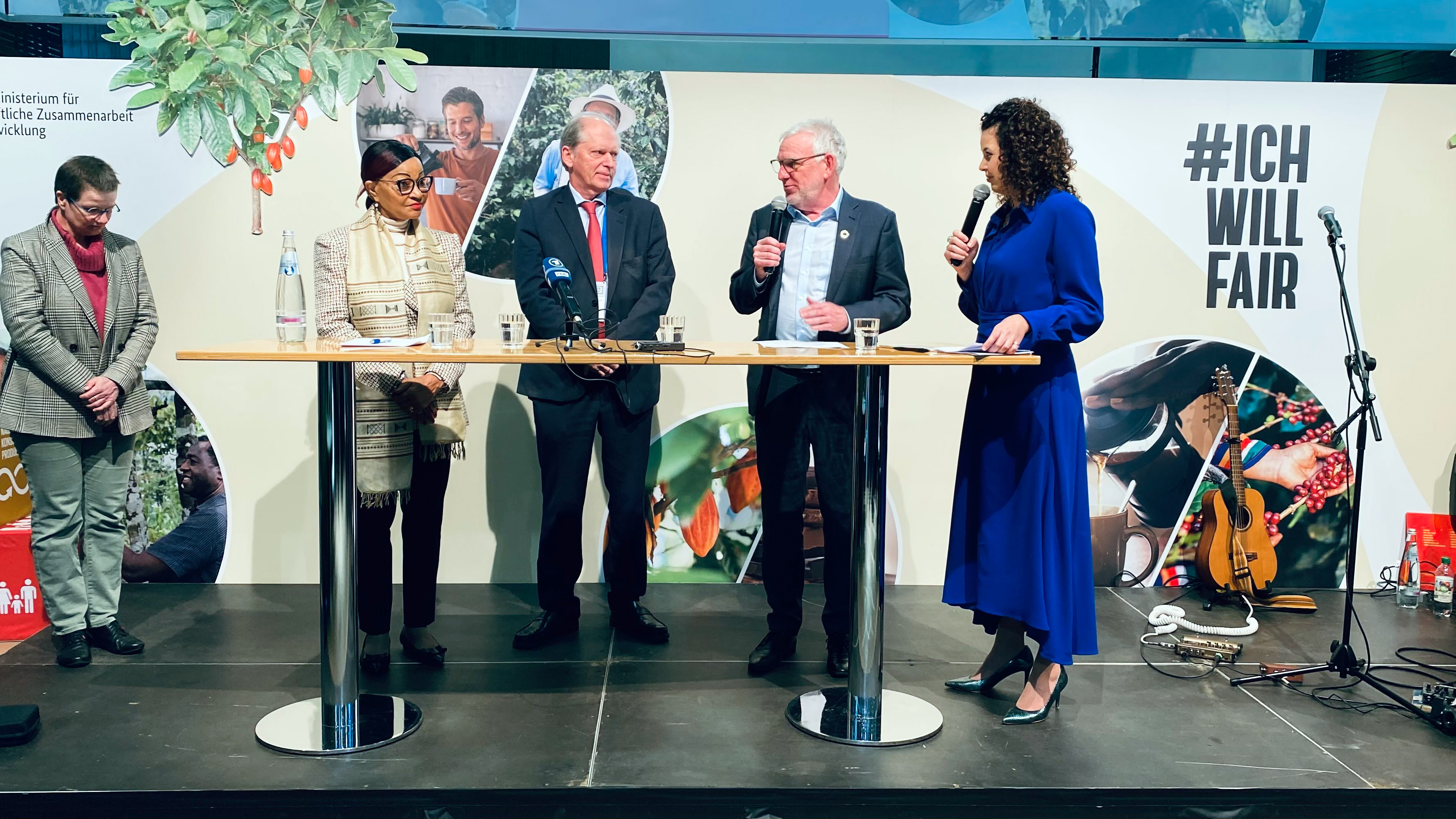 Gespräch zum Bündnis für globale Ernährungssicherheit auf dem BMZ-Stand mit Josefa Leonel Correia Sacko (Kommissarin Afrikanische Union), Jürgen Vögele (Vize-Präsident Weltbank), Jochen Flasbarth (Staatssekretär BMZ) und Moderatorin Katie Gallus