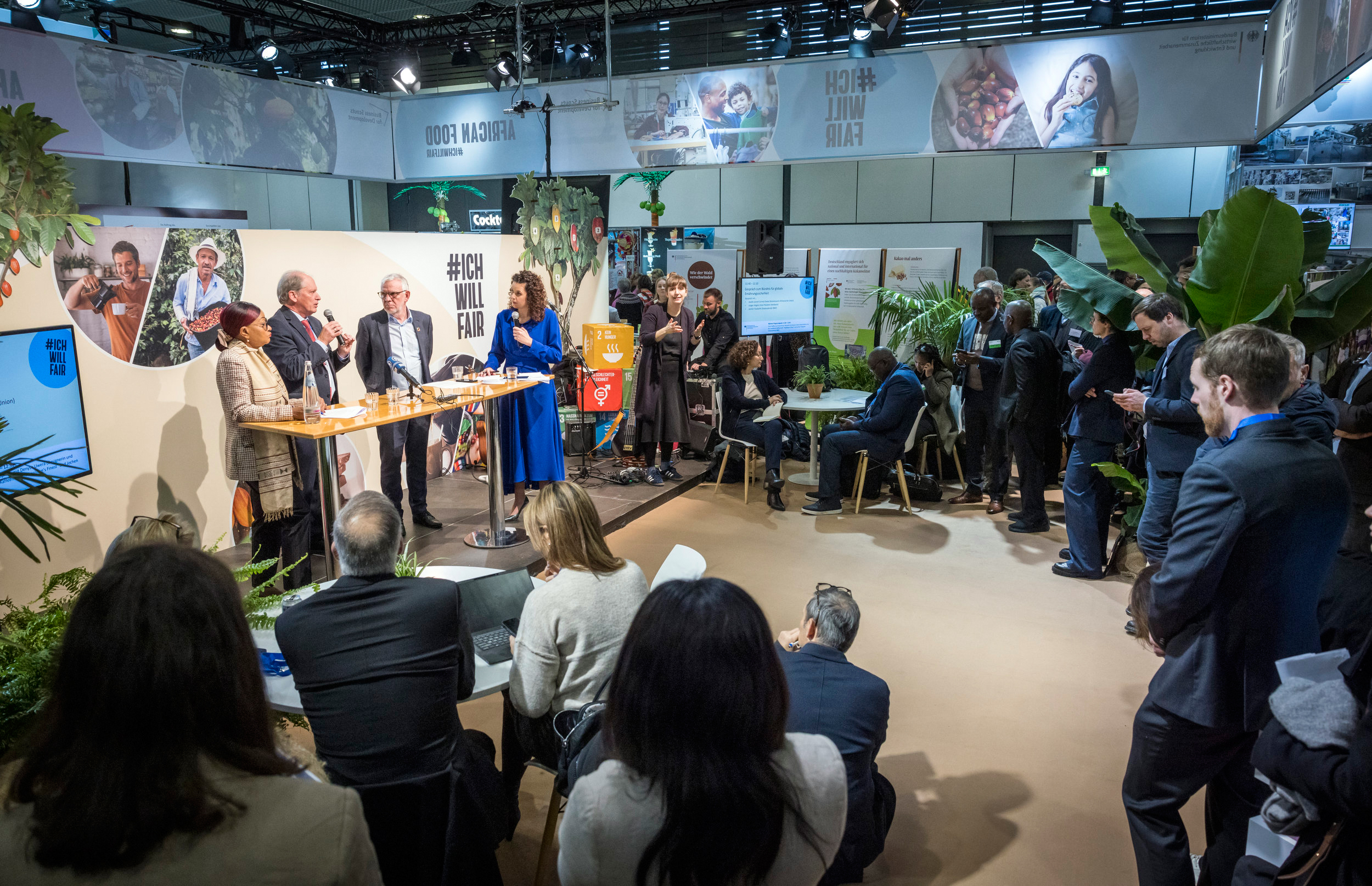 Gespräch zum Bündnis für globale Ernährungssicherheit auf dem BMZ-Stand mit Josefa Leonel Correia Sacko (Kommissarin Afrikanische Union), Jürgen Vögele (Vize-Präsident Weltbank), Jochen Flasbarth (Staatssekretär BMZ) und Moderatorin Katie Gallus