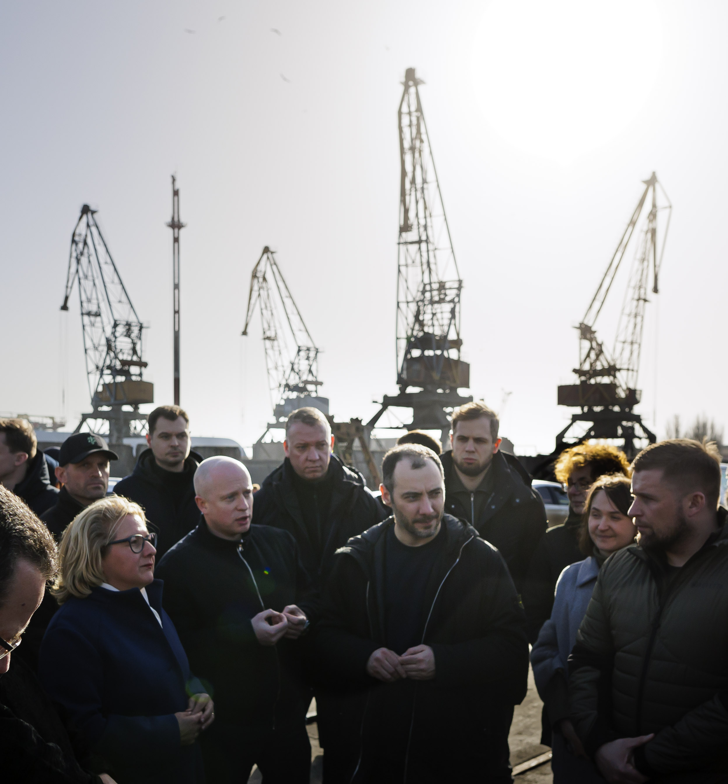 Bundesentwicklungsministerin Svenja Schulze und der ukrainische Vize-Premierminister für den Wiederaufbau, Oleksandr Kubrakov, im Hafen von Tschornomorsk, wo ukrainisches Getreide über das Welternährungsprogramms (WFP) zur Bekämpfung der Hungerkrisen in Entwicklungsländern verladen wird.