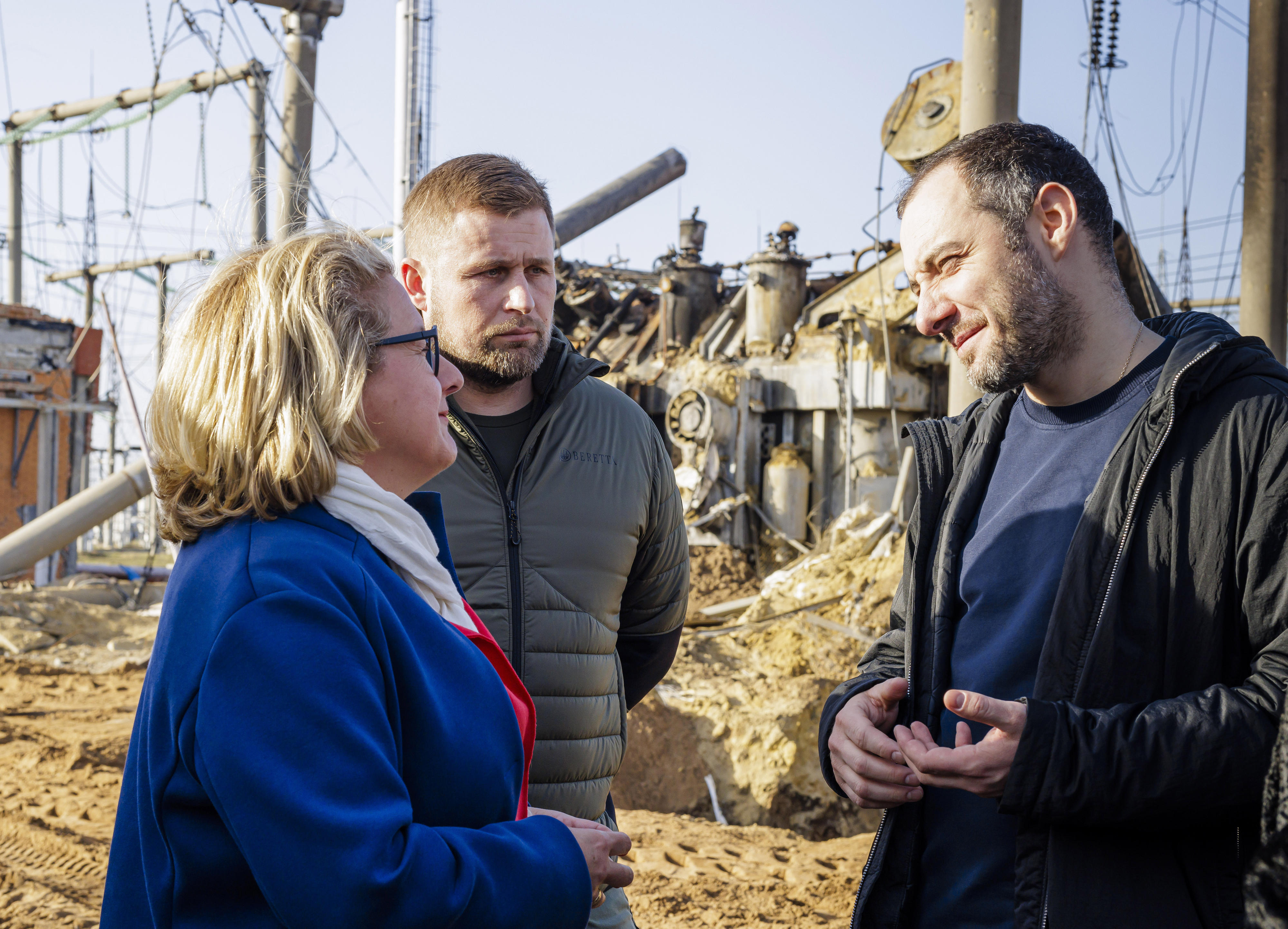 Bundesentwicklungsministerin Svenja Schulze und der ukrainische Vize-Premierminister für den Wiederaufbau, Oleksandr Kubrakov (rechts), vor einem zerstörten Trafo in einem Umspannwerk in der Nähe von Odessa