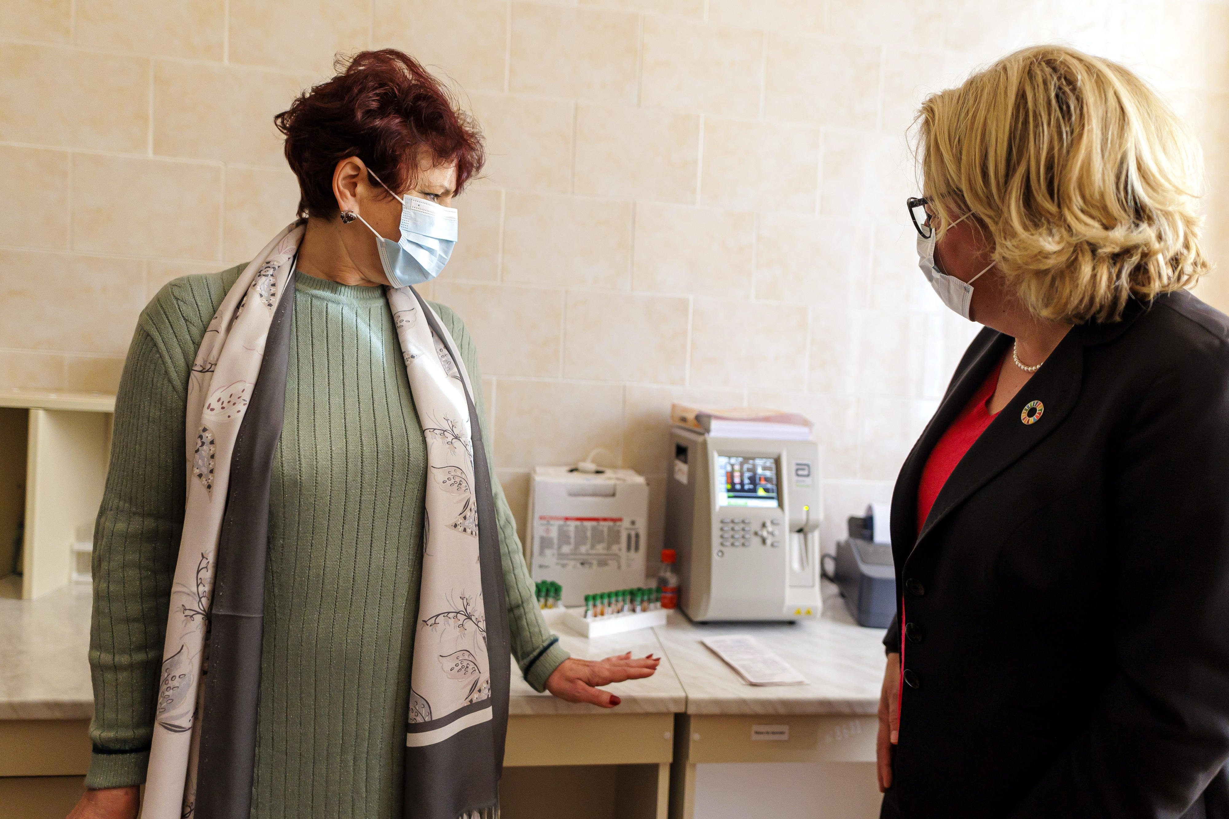 Bundesentwicklungsministerin Svenja Schulze beim Besuch eines Gesundheitszentrums in der Republik Moldau