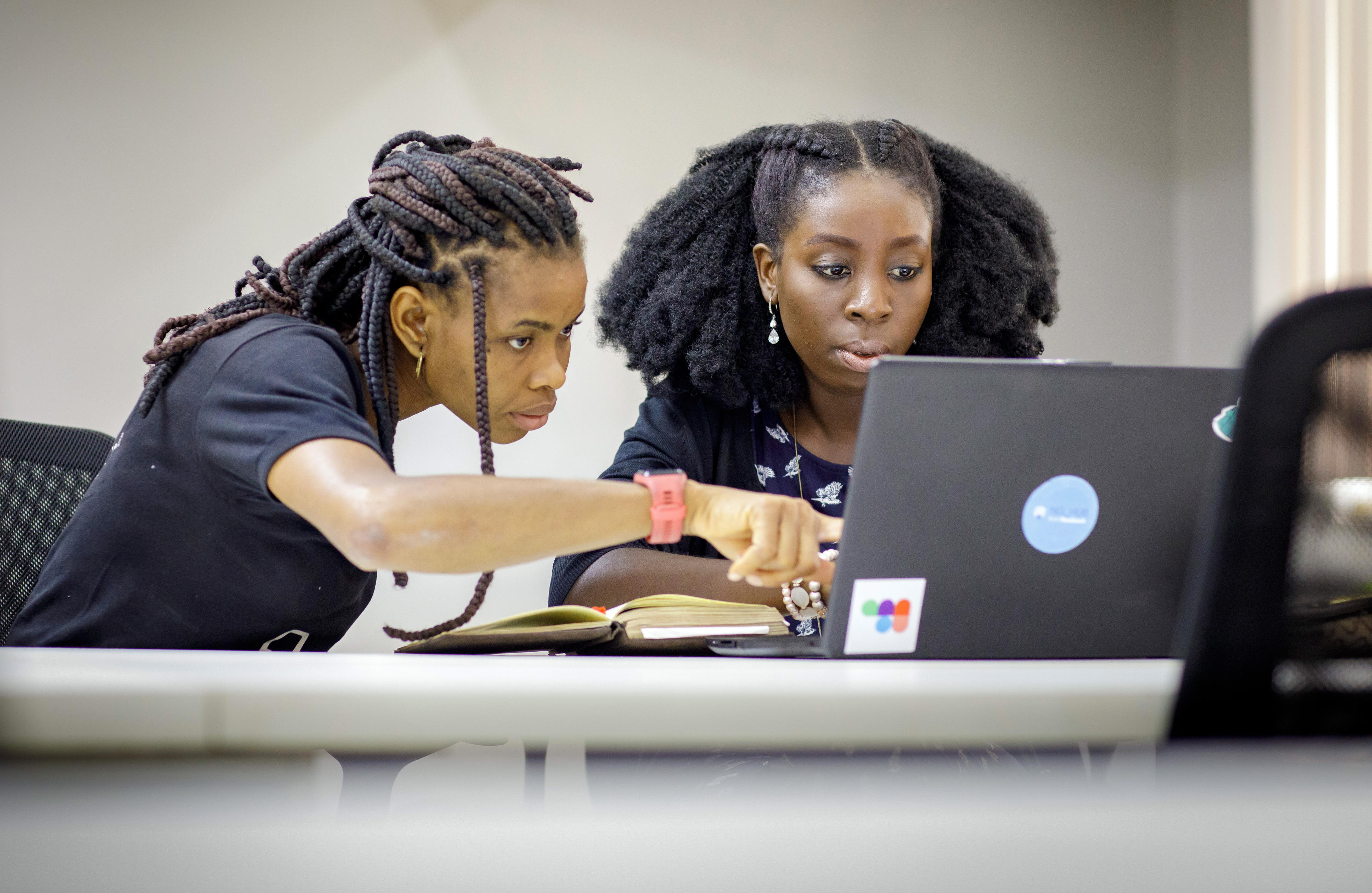 Zwei Frauen im Co-Creation Hub in Lagos, Nigeria