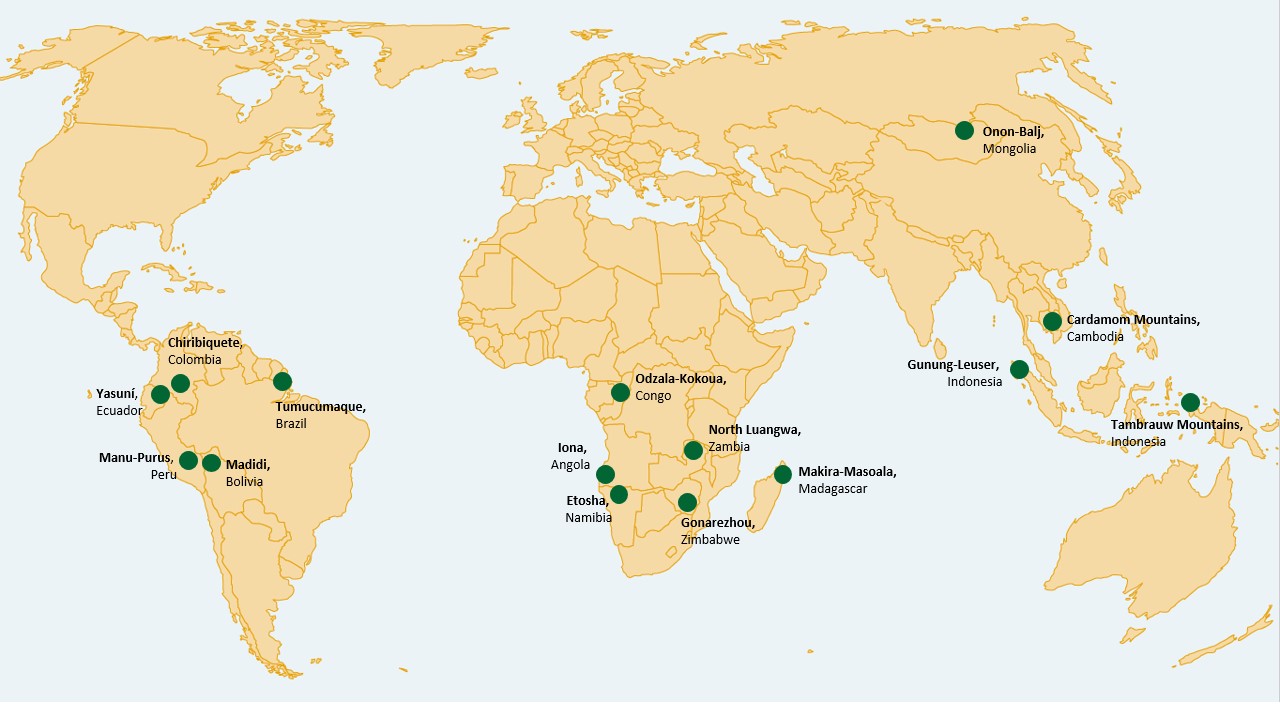 Karte der vom Legacy Landscapes Fund finanzierten Naturlandschaften (Grün: sieben erste, sogenannte Pilotgebiete, Blau: sieben Gebiete nach Ausschreibung)