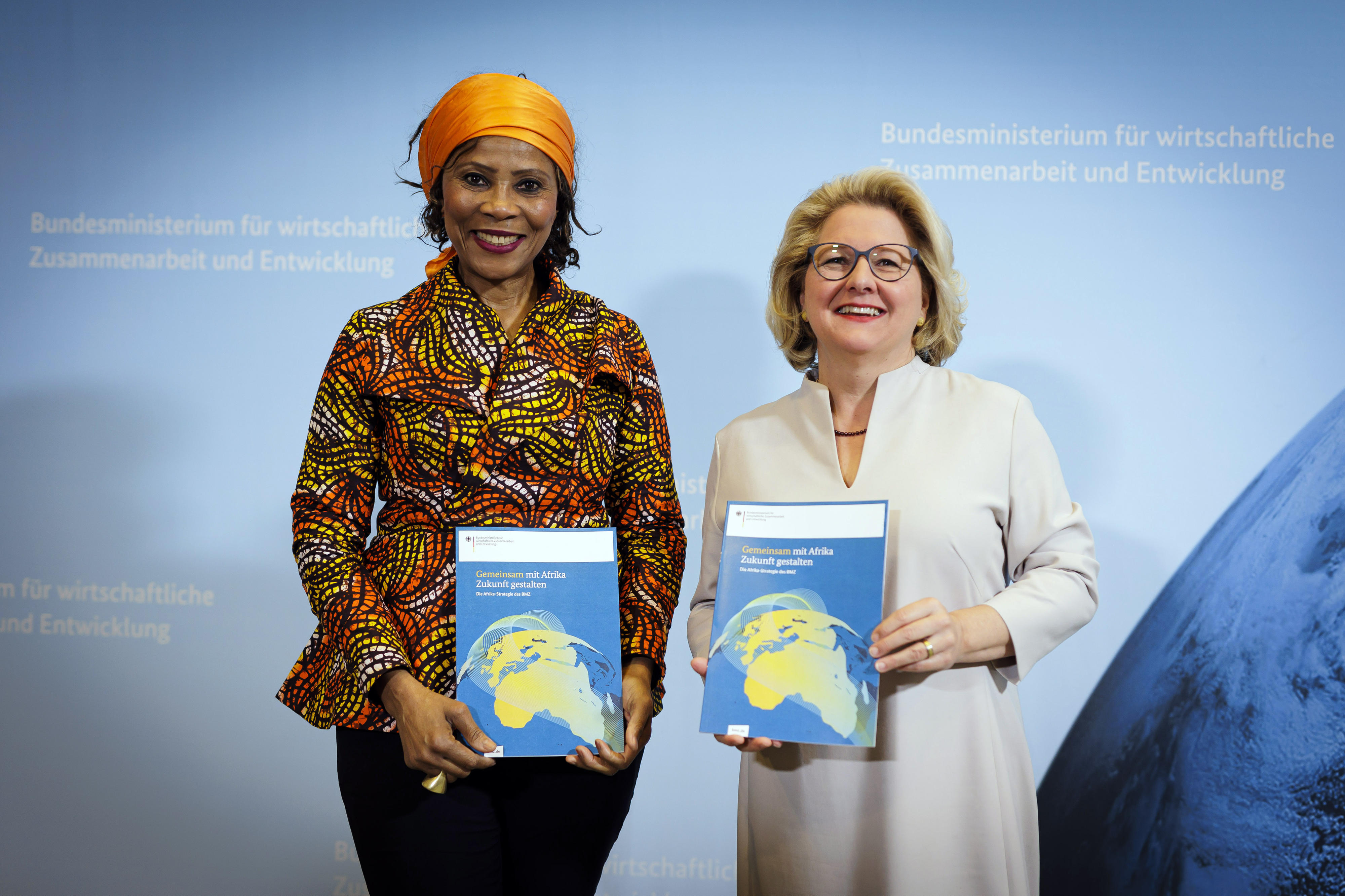 Regionaldirektorin für Afrika beim UNDP, Ahunna Eziakonwa und Bundesministerin Svenja Schulze bei der Pressekonferenz zur Vorstellung der neuen BMZ-Afrikastrategie