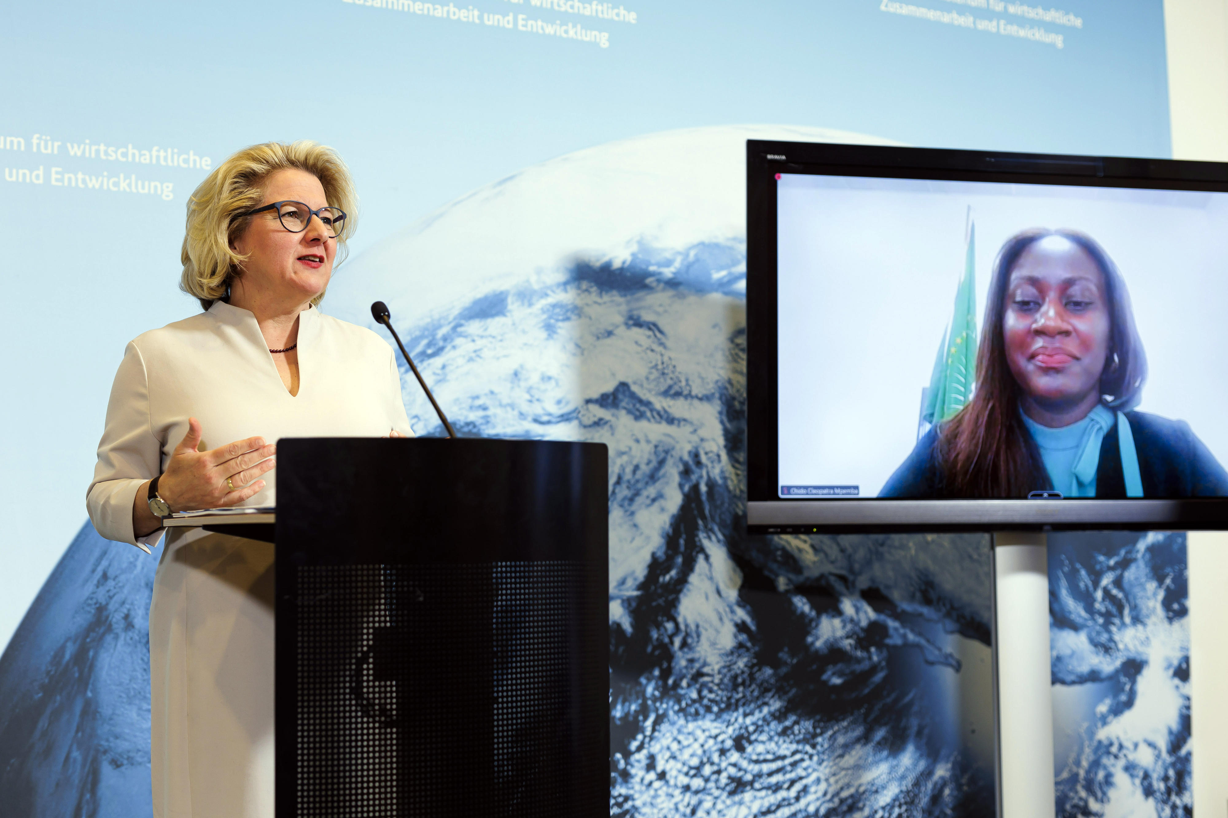 Bundesministerin Svenja Schulze und und die Sonderbotschafterin der Afrikanischen Union für die Jugend Afrikas, Chido Mpemba bei der Pressekonferenz zur Vorstellung der neuen BMZ-Afrikastrategie