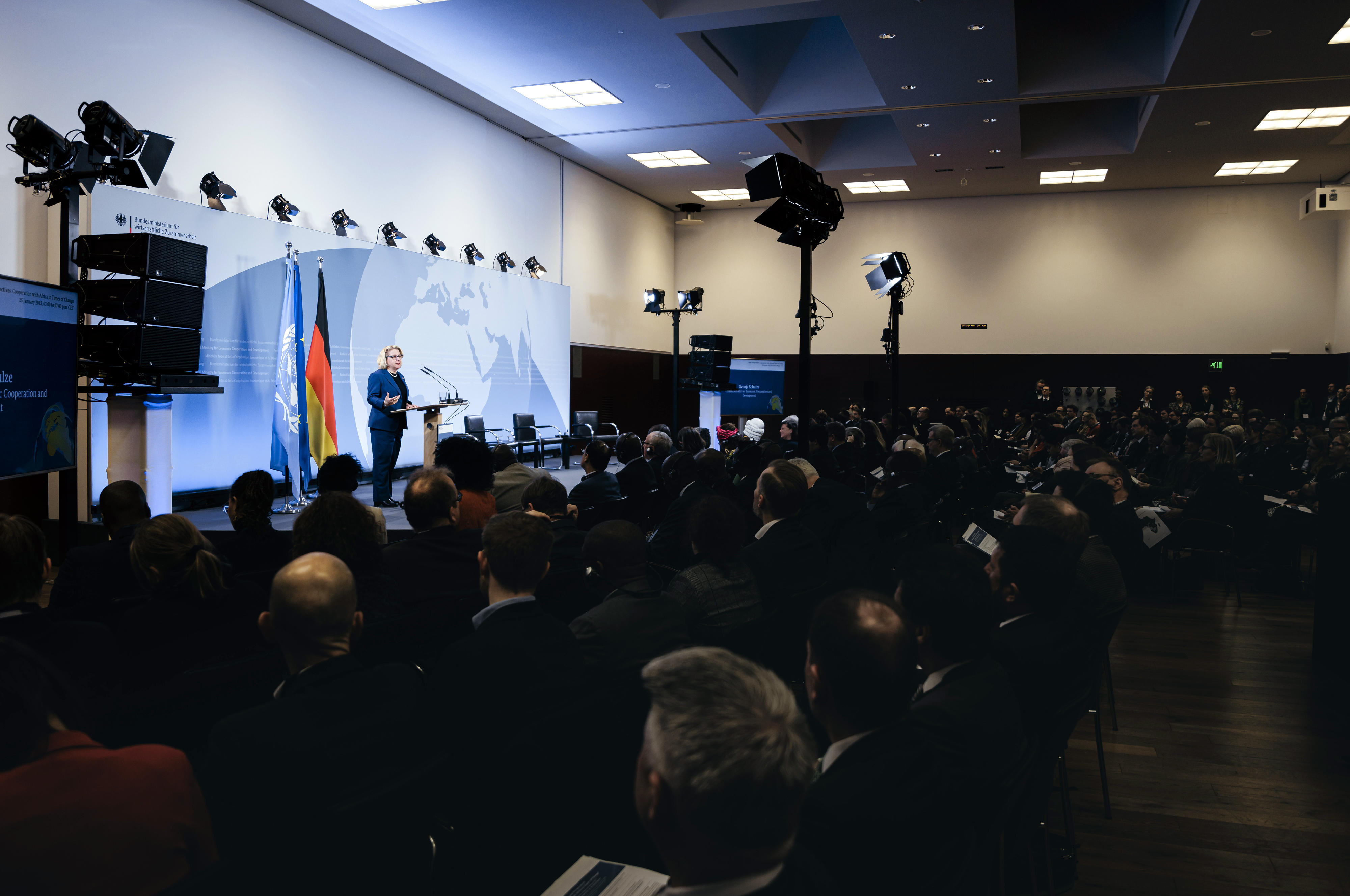 Bundesministerin Svenja Schulze während ihrer Rede bei der Tagung „Gemeinsame Perspektiven: Zusammenarbeit mit Afrika in Zeiten des Wandels“
