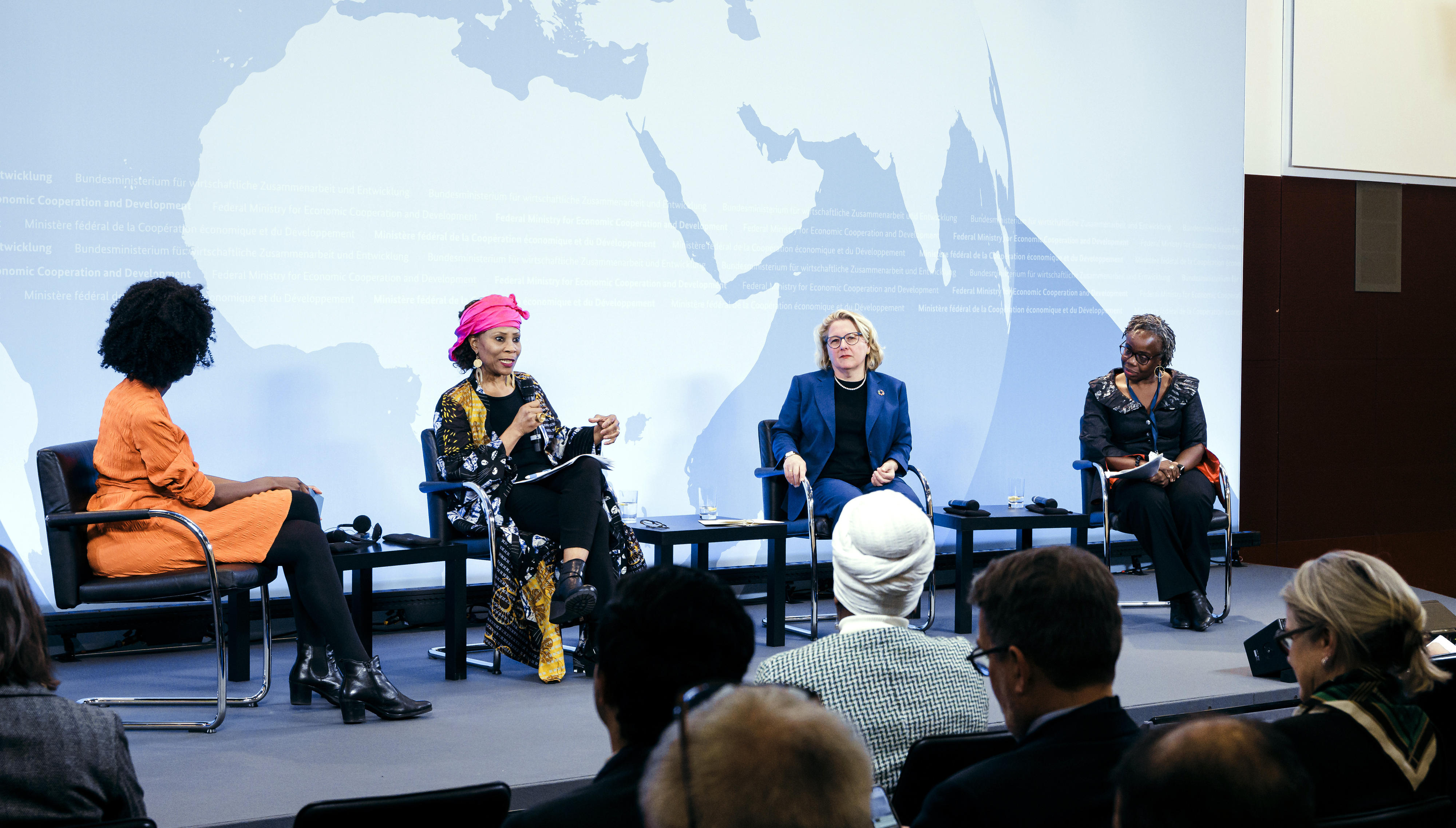 Podiumsgespräch mit (von links): Liz Shoo, Moderatorin, Ahunna Eziakonwa, Regionaldirektorin für Afrika beim UNDP, Svenja Schulze, Bundesentwicklungsministerin, und Mavis Owusu-Gyamfi, Vizepräsidentin beim African Center for Economic Transformation (ACET)