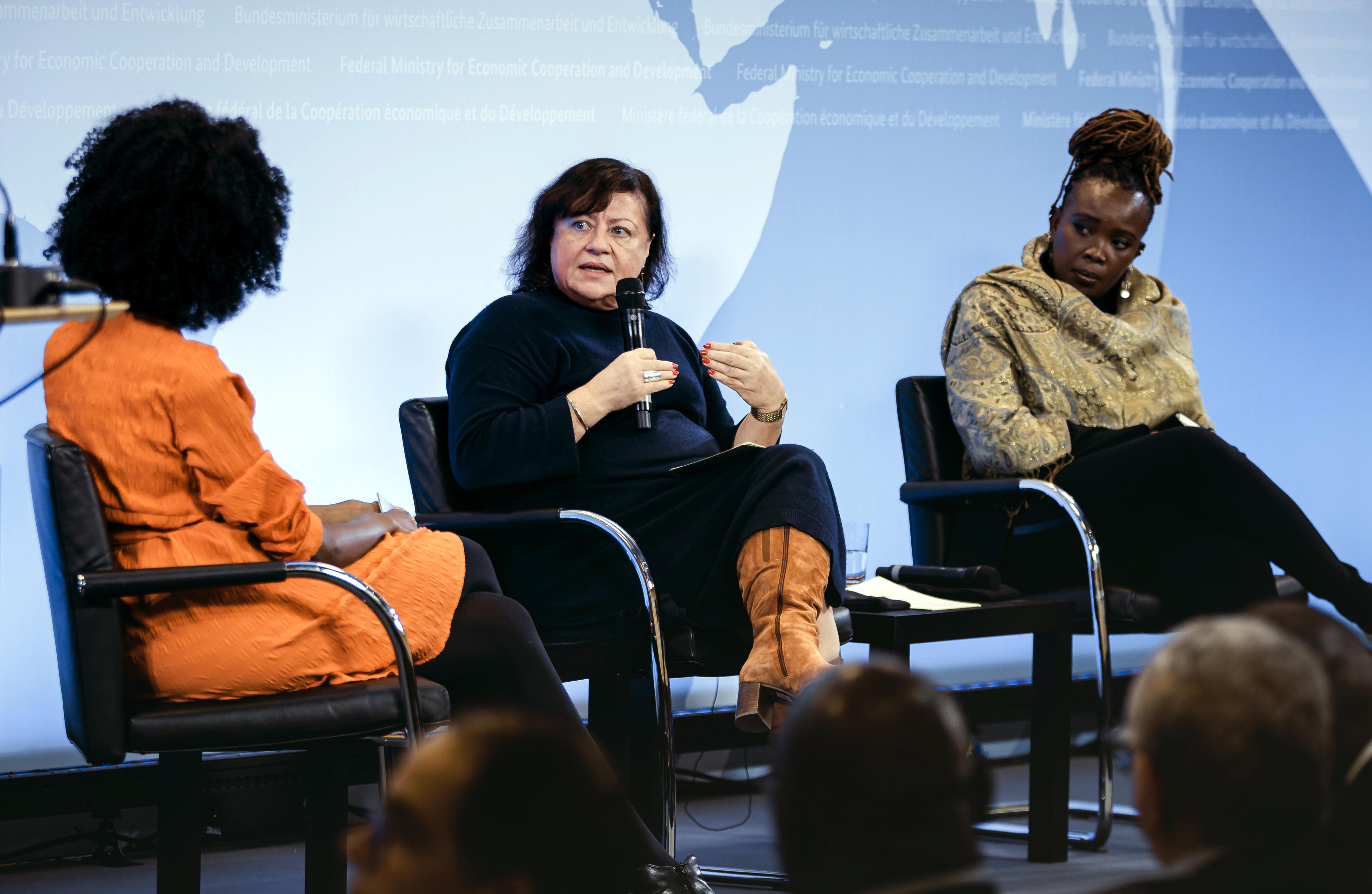 Im Gespräch (von links): Liz Shoo, Moderatorin, Dr. Bärbel Kofler, Parlamentarische Staatssekretärin bei der Bundesministerin für wirtschaftliche Zusammenarbeit und Entwicklung, und Nanjira Sambuli, Autorin und Expertin für digitale Gleichberechtigung