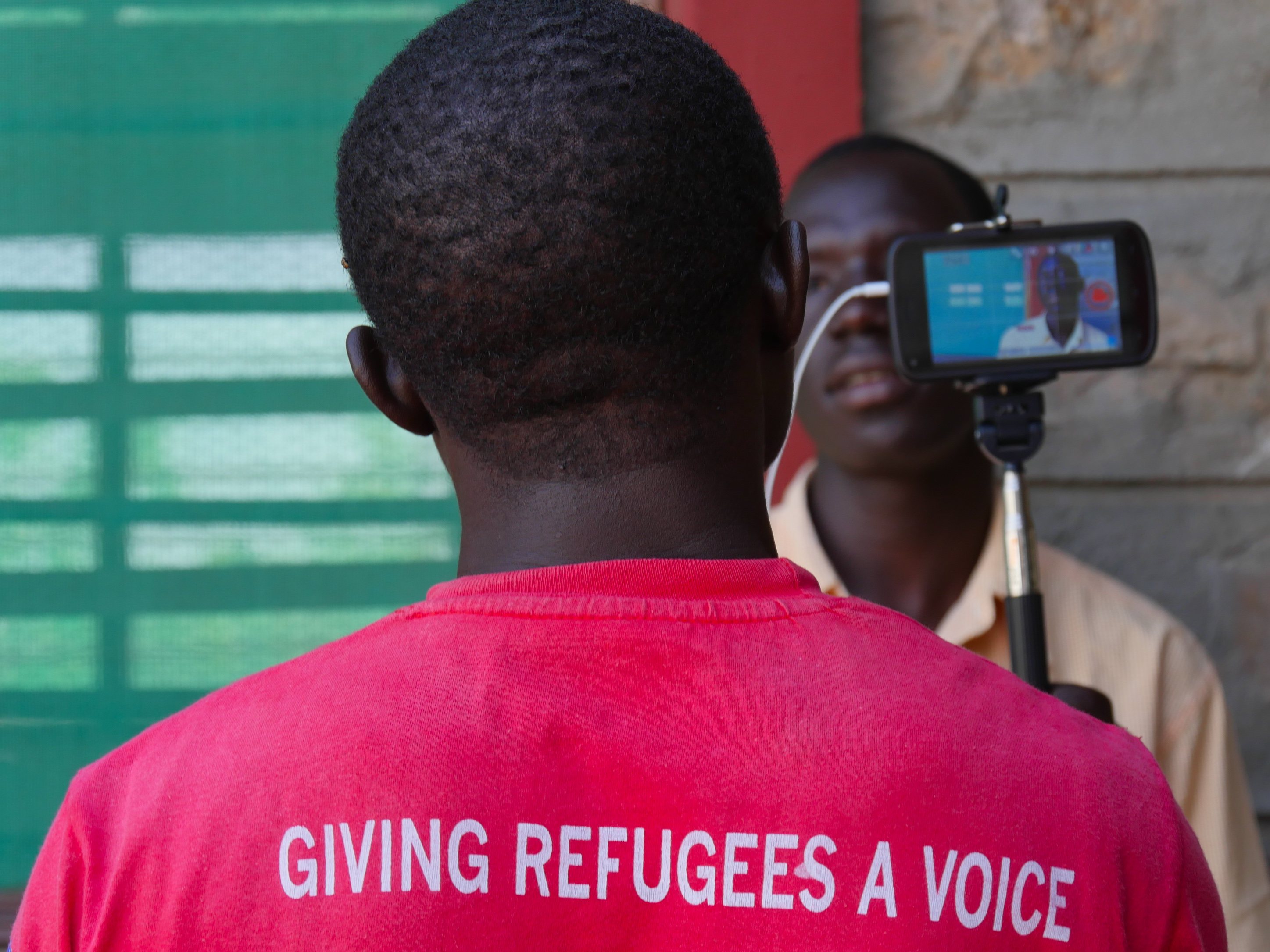 In ei­nem Work­shop im ke­nia­ni­schen Flücht­lings­la­ger Ka­ku­ma wer­den Ge­flüch­te­te zu mo­bi­len Re­por­tern aus­ge­bil­det.