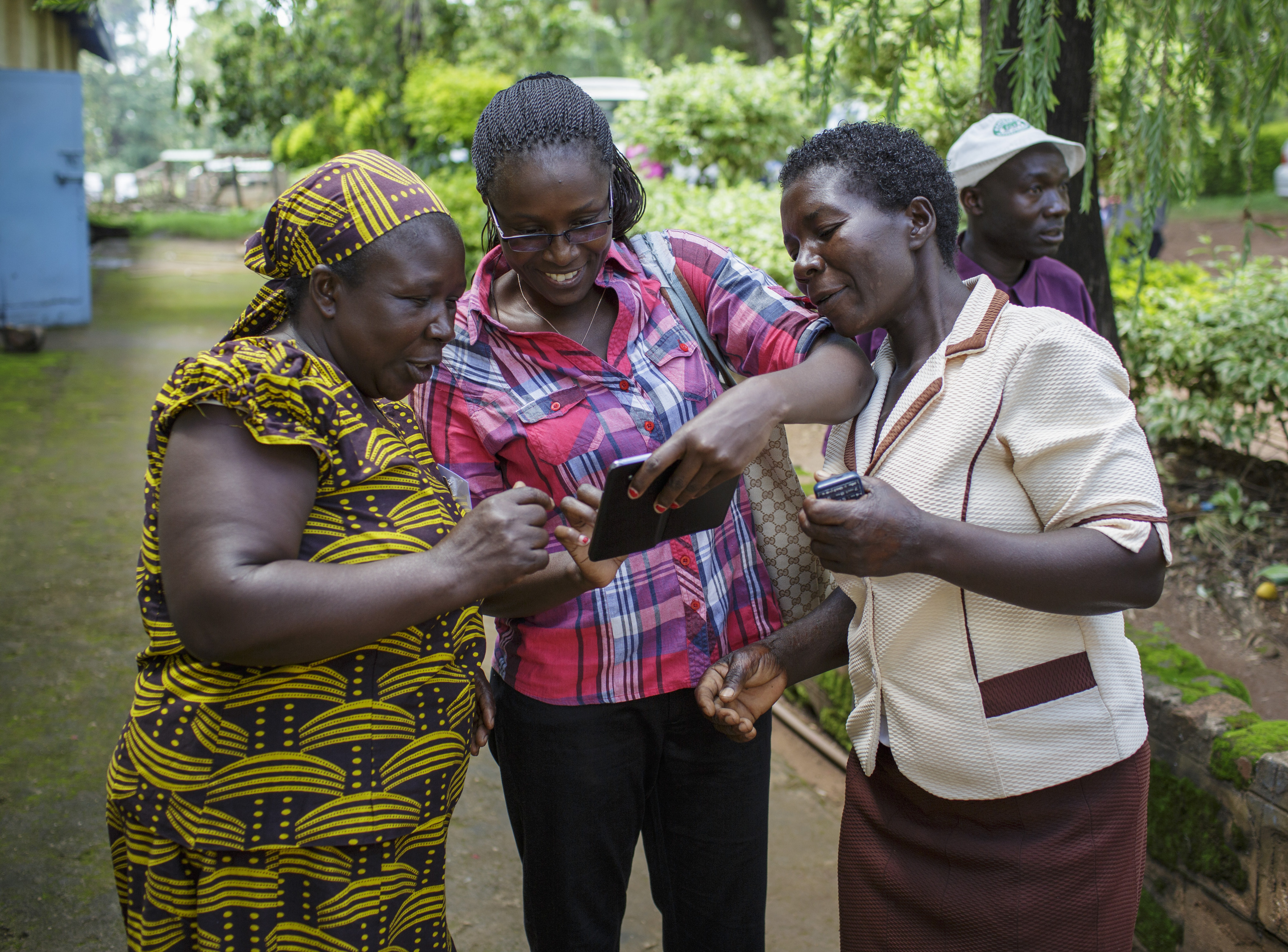 Bu­ku­ra Agri­cul­tu­ral Trai­ning Cent­re in Ke­nia: Bäue­rin­nen er­hal­ten per SMS In­for­ma­tio­nen über das Wet­ter.