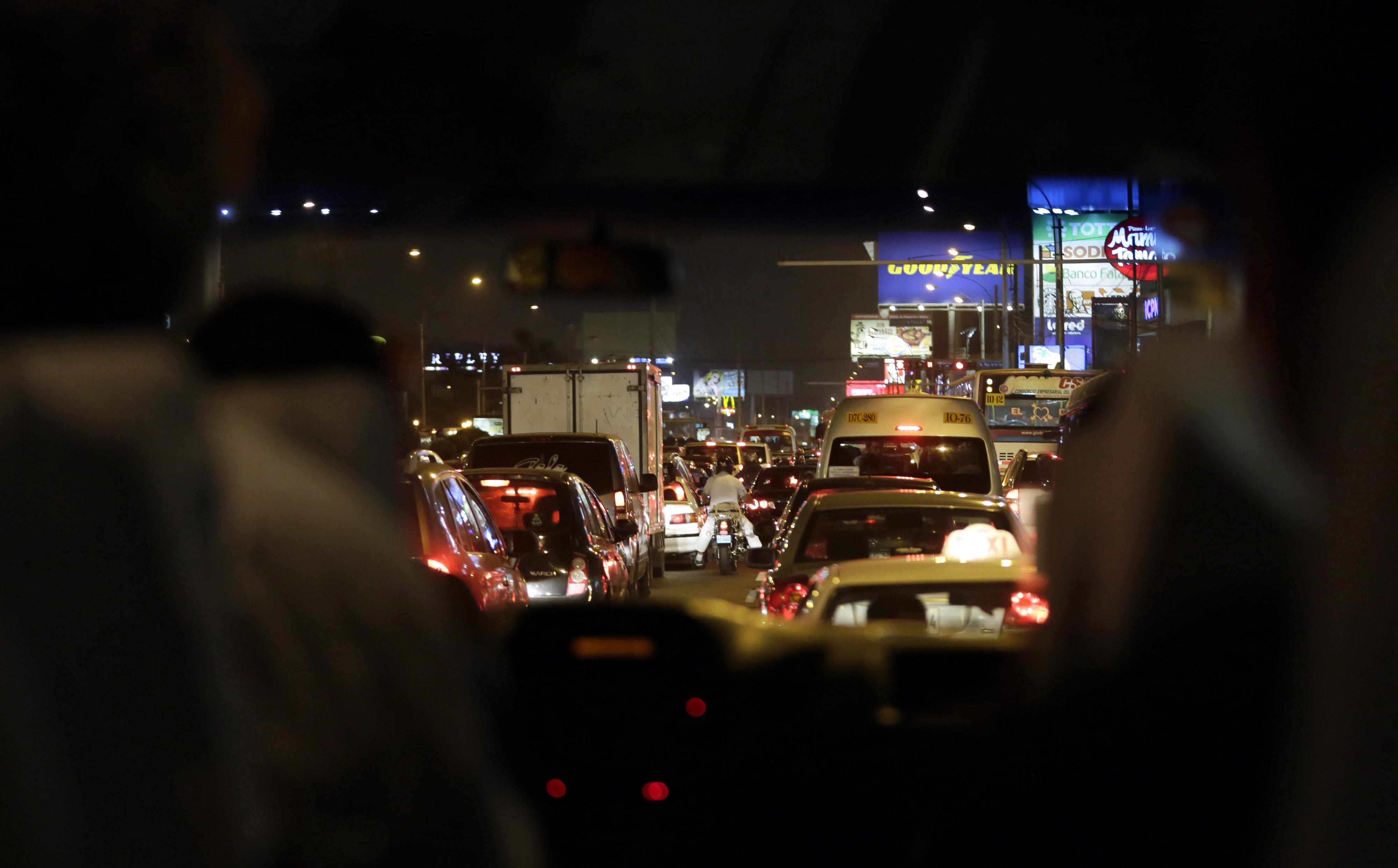 Nächtlicher Straßenverkehr in Lima