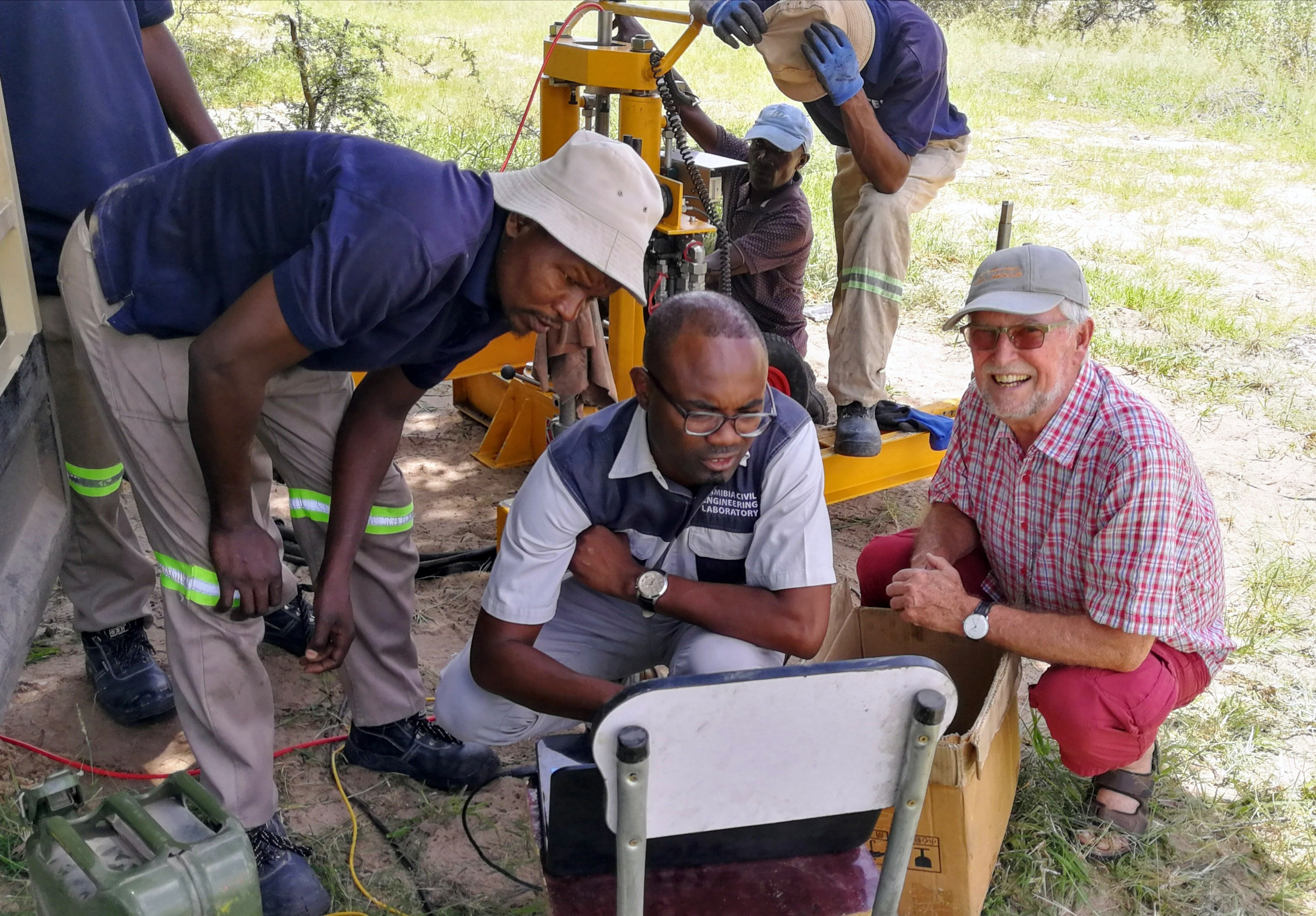 SES-Experte begleitet die Einführung einer neuen Software in einem Ingenieurbüro in Namibia. 