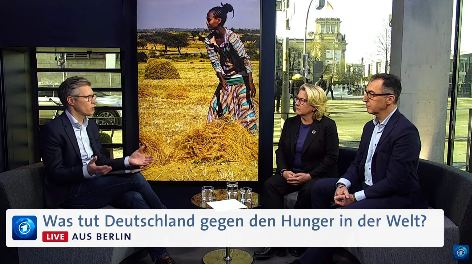 Standbild aus dem Live-Chat "Was tut Deutschland gegen den Hunger in der Welt? | Fragen an Schulze und Özdemir"