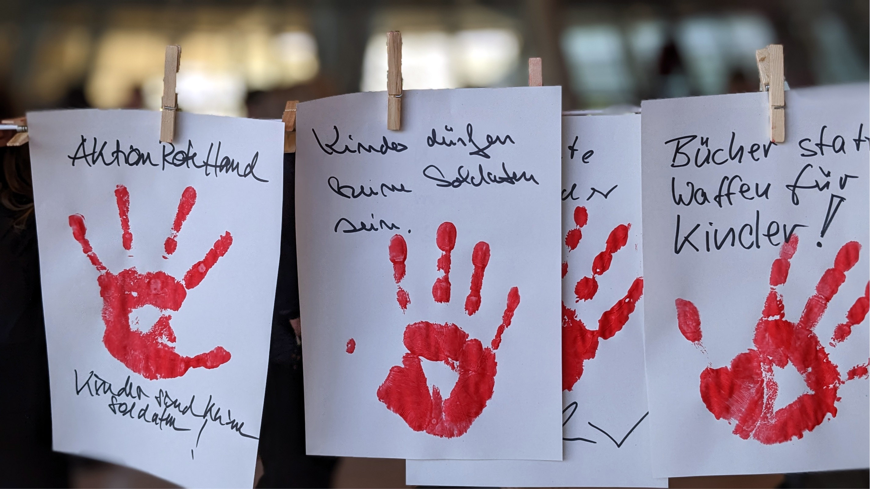 Plakate bei einer Veranstaltung der Kinderkommission des Deutschen Bundestages zur diesjährigen Rote-Hand-Aktion