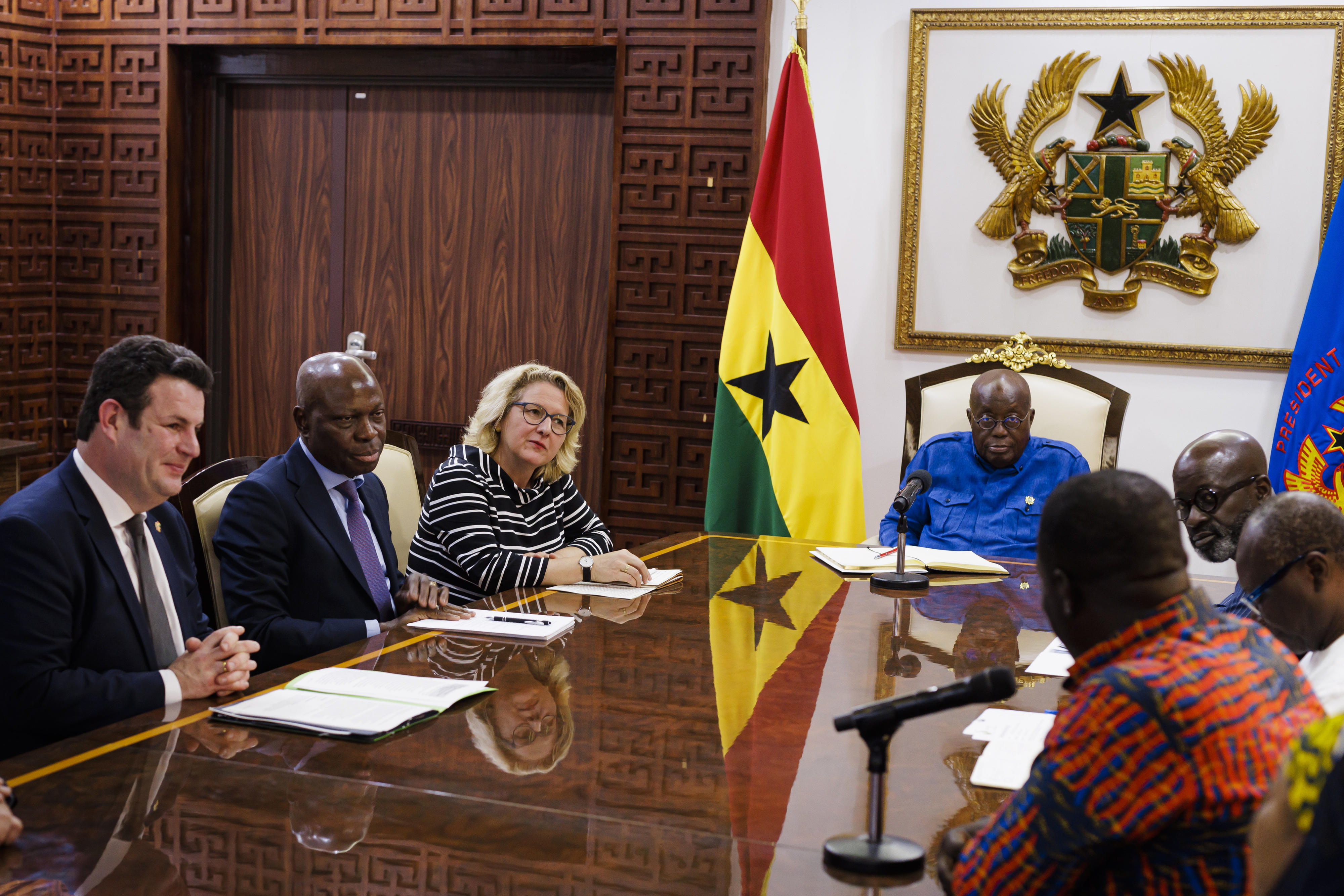 Von links: Bundesarbeitsminister Hubertus Heil, der Generaldirektor der Internationalen Arbeitsorganisation (ILO), Gilbert Houngbo, und Bundesentwicklungsministerin Svenja Schulze beim Treffen mit dem ghanaischen Präsidenten Nana Akufo-Addo in Accra, Ghana