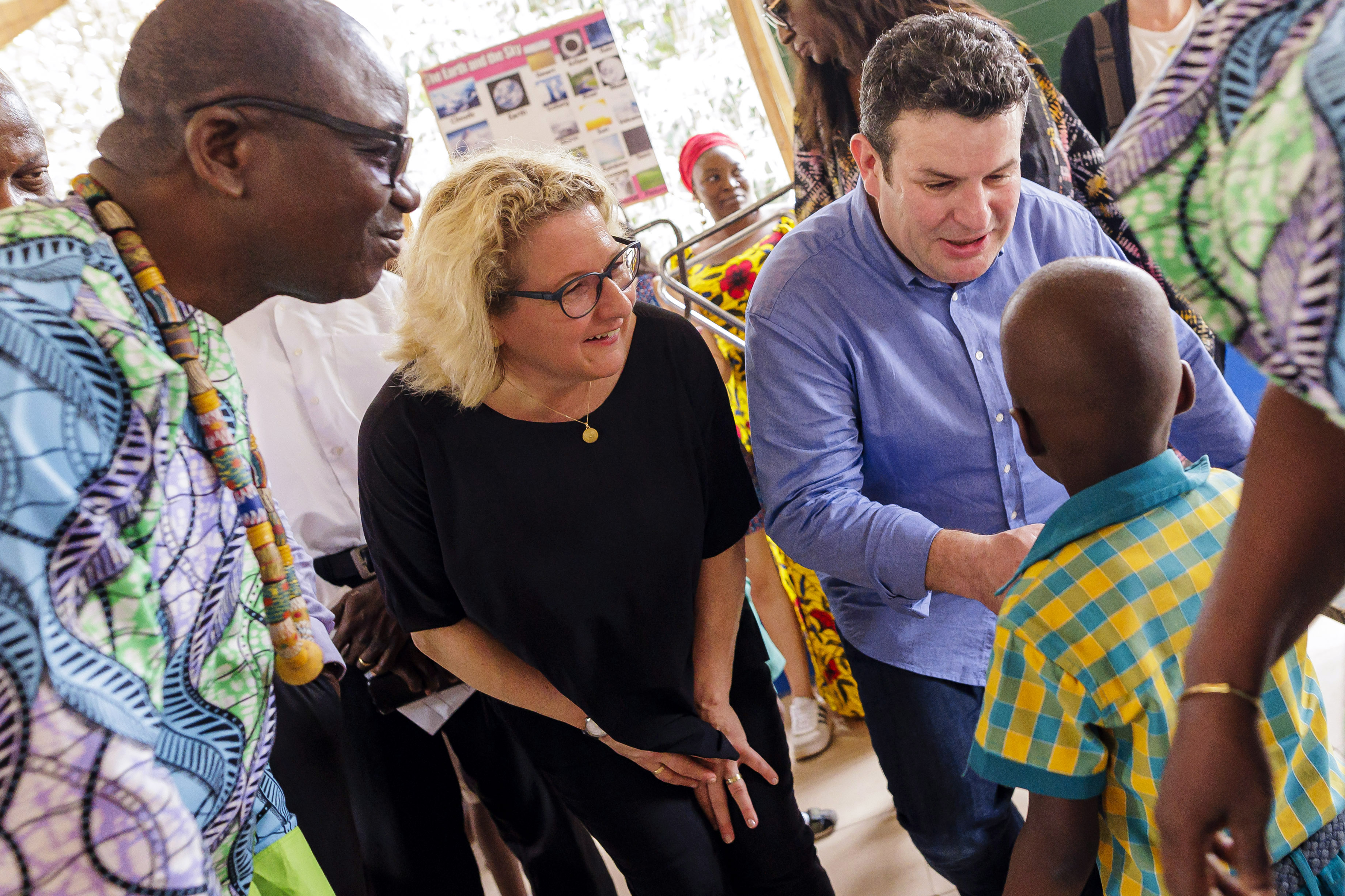 Bundesentwicklungsministerin Svenja Schulze und Bundesarbeitsminister Hubertus Heil beim Besuch der Sunbeam-Schule in Krokrobite, Ghana