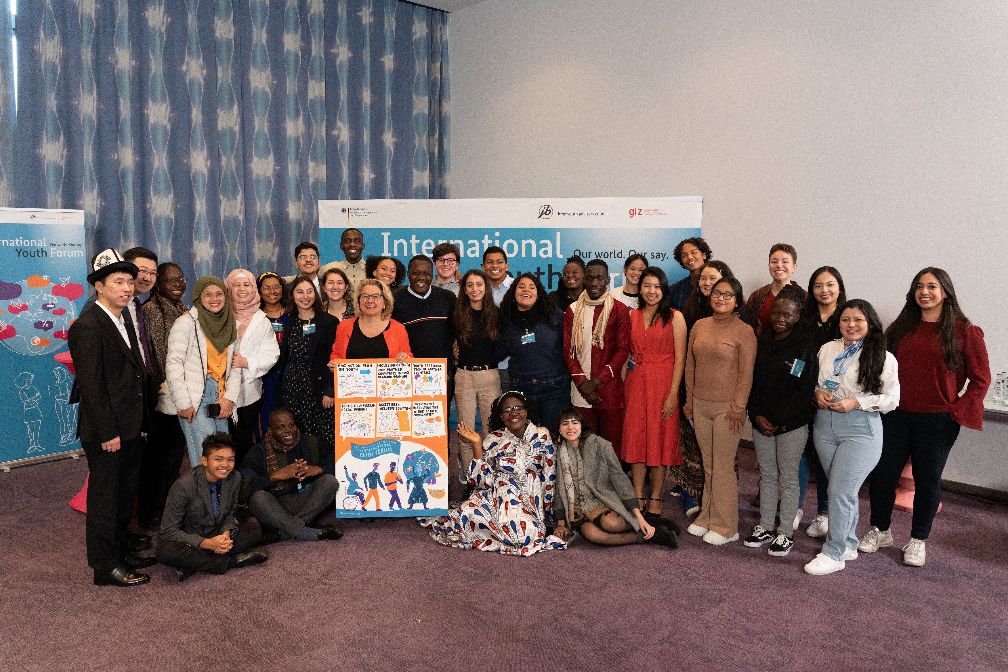 Die Teilnehmenden des ersten Internationalen Jugendforums im November 2022 mit Mitgliedern des BMZ-Jugendbeirats und Entwicklungsministerin Svenja Schulze