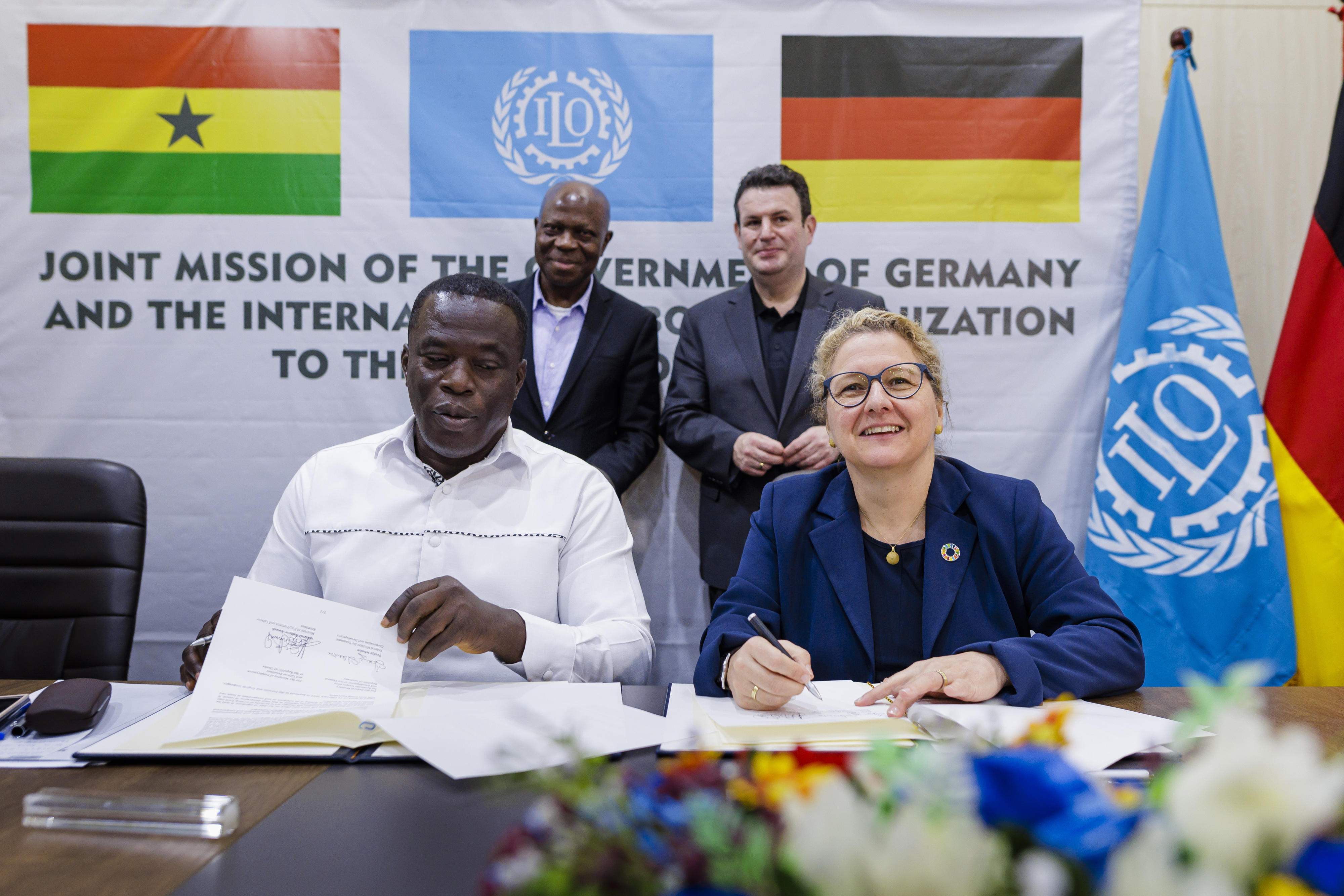 Joint declaration on the reorientation of migration policy: the Director-General of the International Labour Organisation (ILO), Gilbert Houngbo, the Federal Minister of Labour, Hubertus Heil (back row), the Ghanaian Minister of Labour, Ignatius Baffour-Awuah, and the Federal Minister for Economic Cooperation and Development, Svenja Schulze (front row)