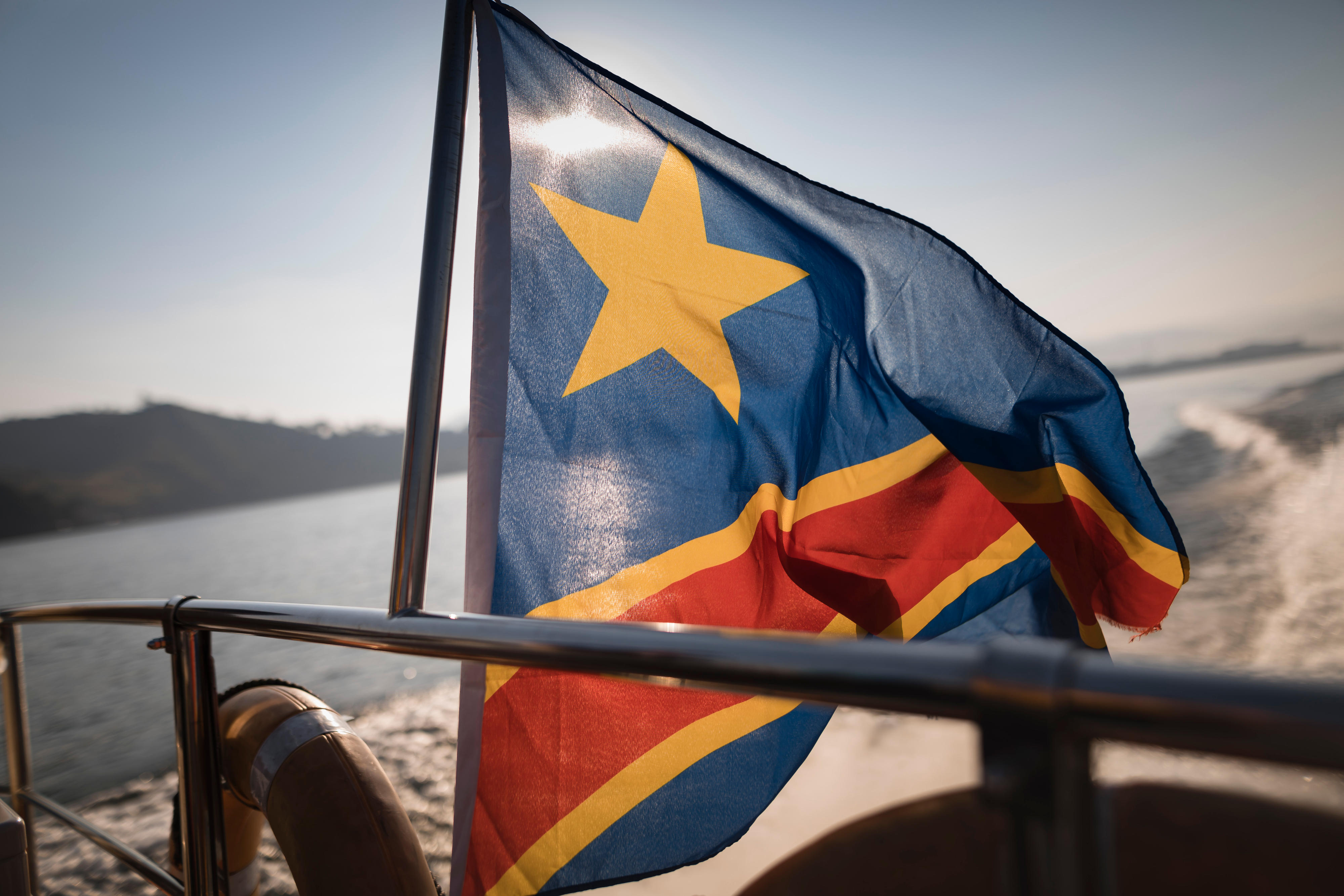 Flagge der Demokratischen Republik Kongo an einem Boot auf dem Kivu-See im Osten des Landes