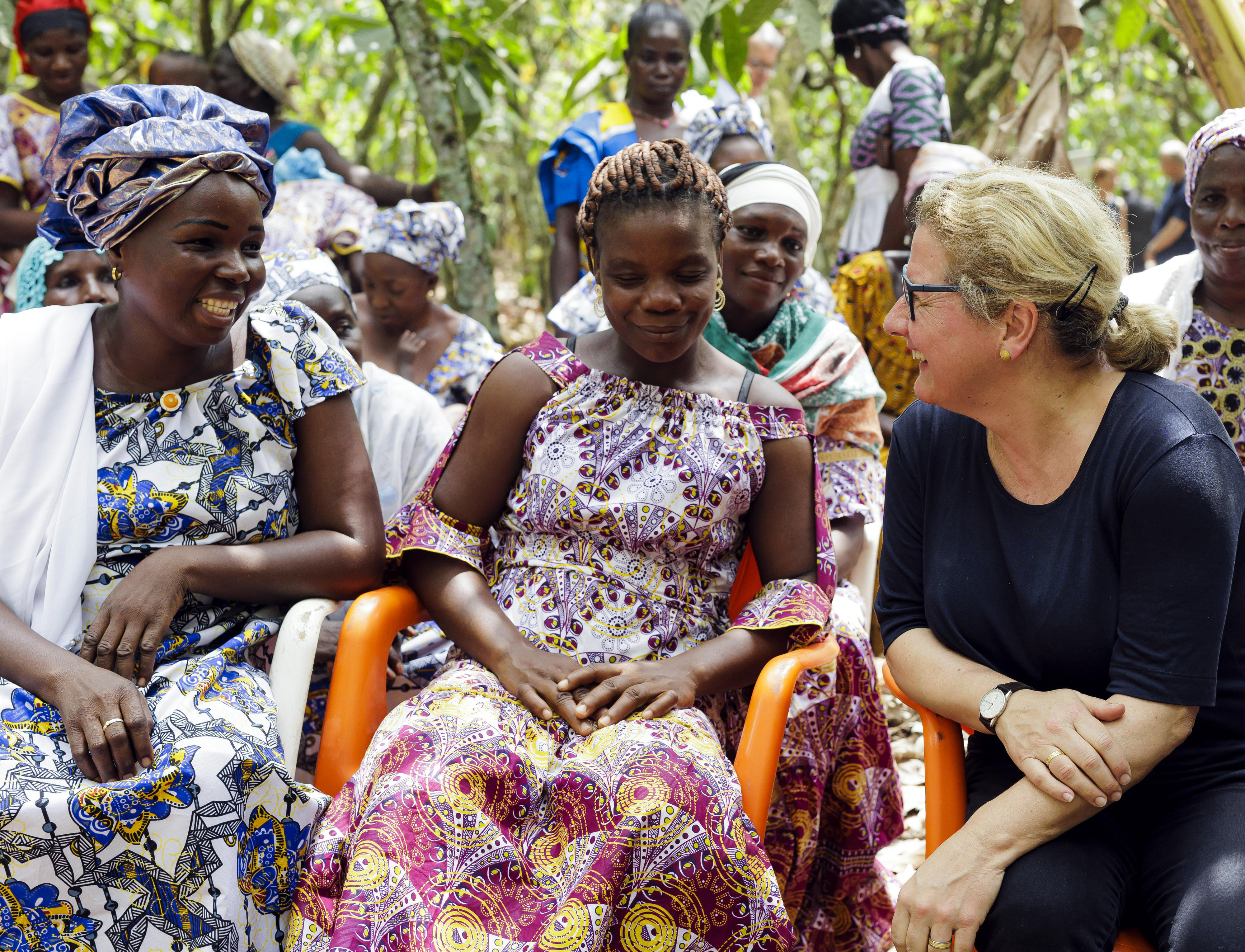 Entwicklungsministerin Svenja Schulze im Gespräch mit Frauen beim Besuch einer Kakaoplantage in Côte d’Ivoire am 23. Februar 2023