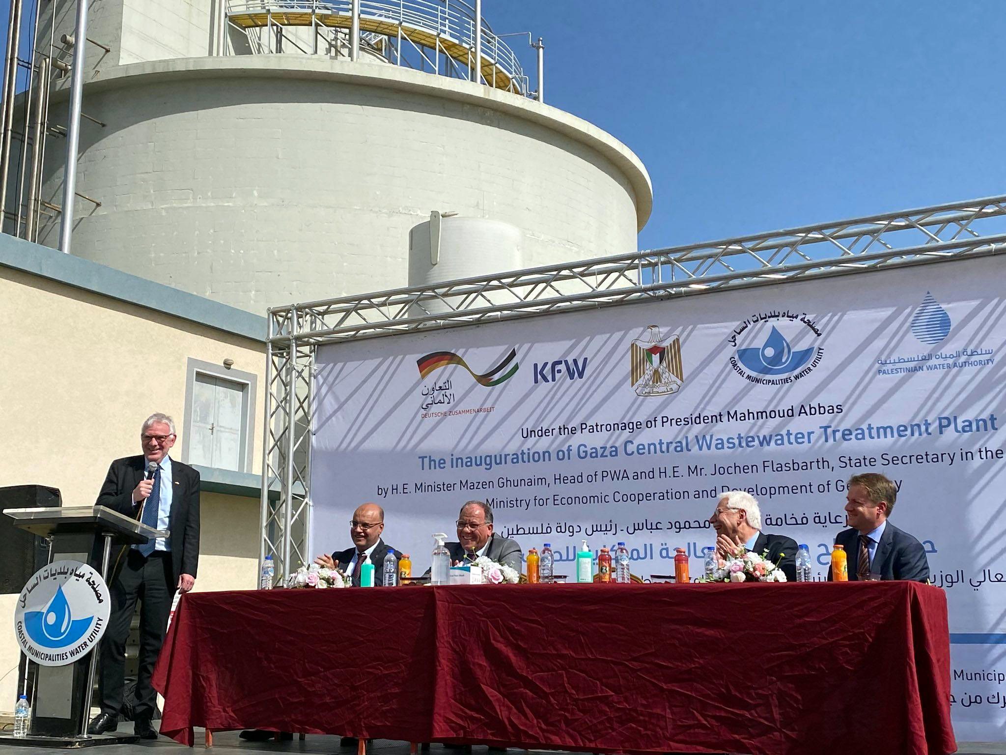 Staatssekretär Flasbarth bei der Einweihung einer Kläranlage. Die Anlage deckt den Großteil ihres Energiebedarfs aus erneuerbaren Energien und reinigt das Wasser von Gaza-Stadt und zehn angrenzenden Gemeinden.