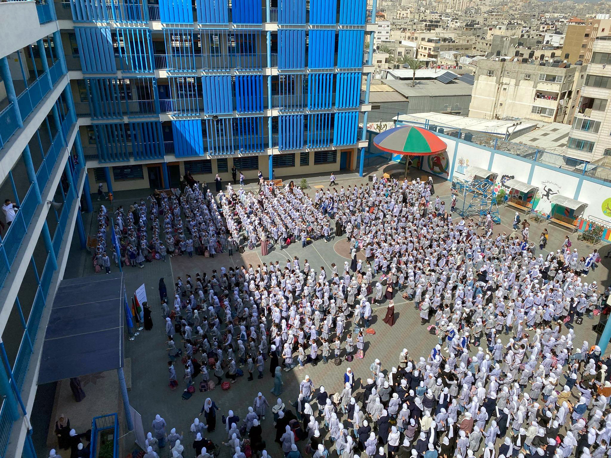 Schülerinnen auf dem Hof einer Schule für Mädchen des Hilfswerks der Vereinten Nationen für Palästina-Flüchtlinge im Nahen Osten (UNRWA)