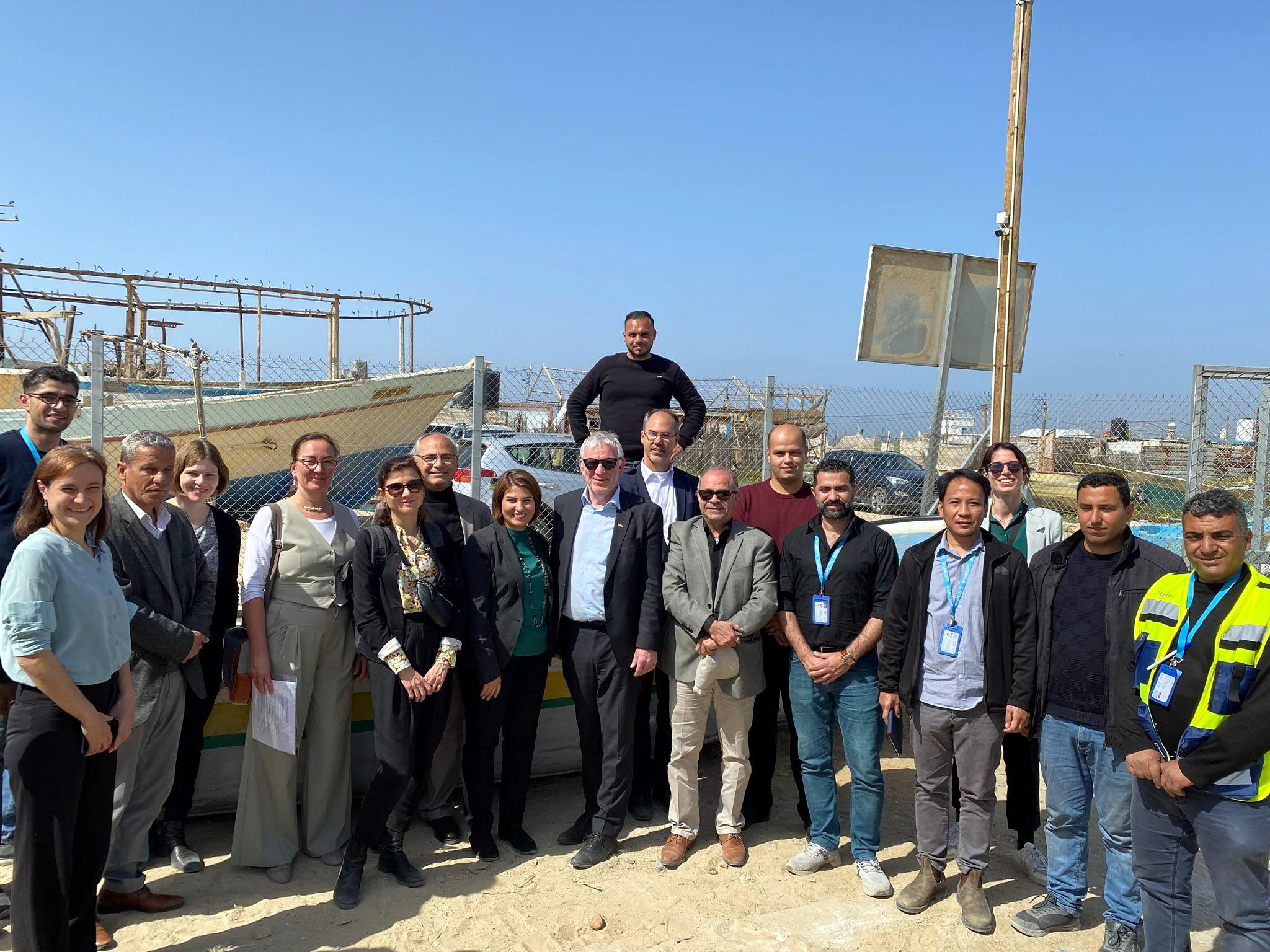 Gruppenaufnahme vom Besuch von Staatssekretär Flasbarth im Hafenviertel von Gaza