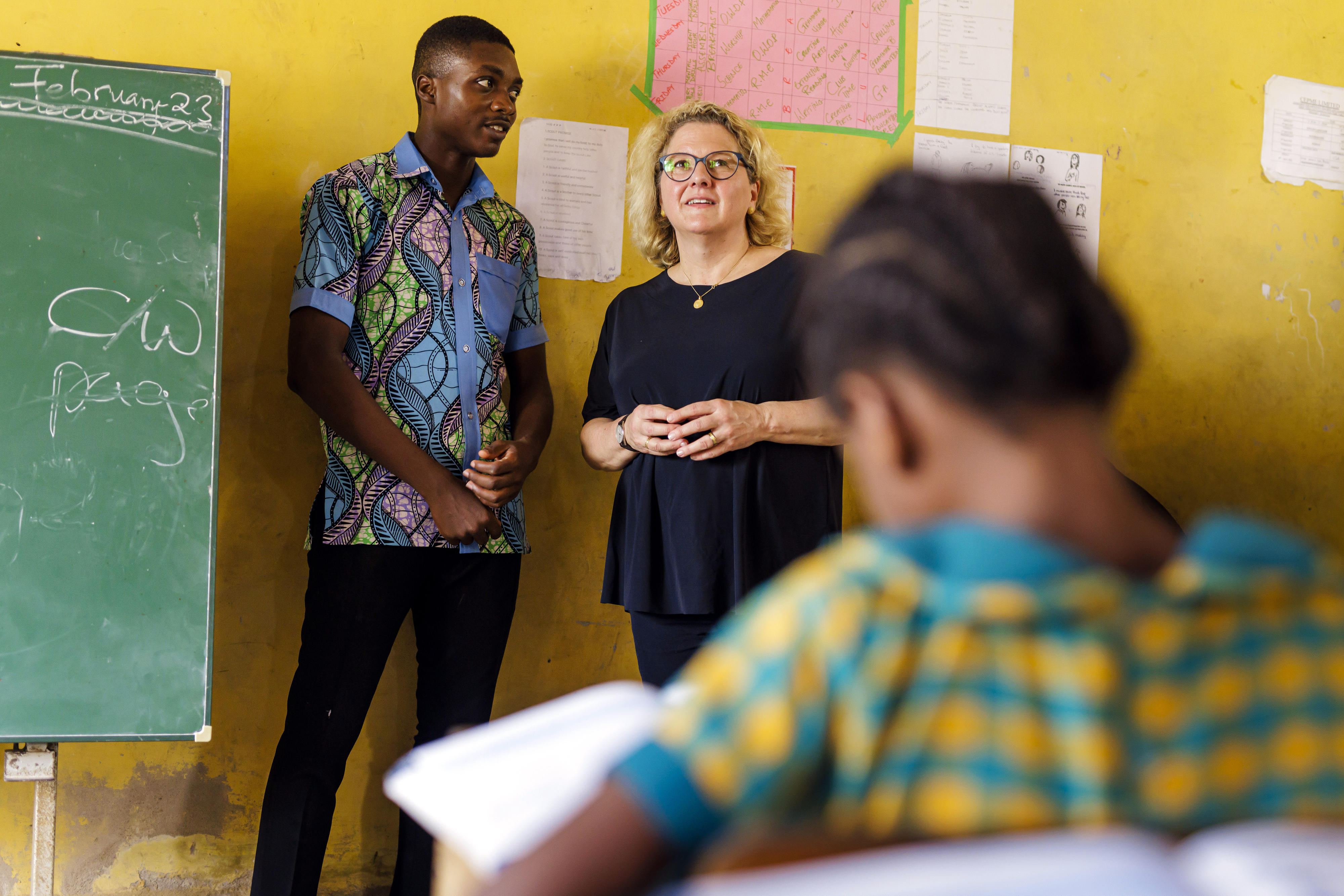 Entwicklungsministerin Svenja Schulze beim Besuch der Sunbeam Schule in Krokrobite (Ghana) im Februar 2023
