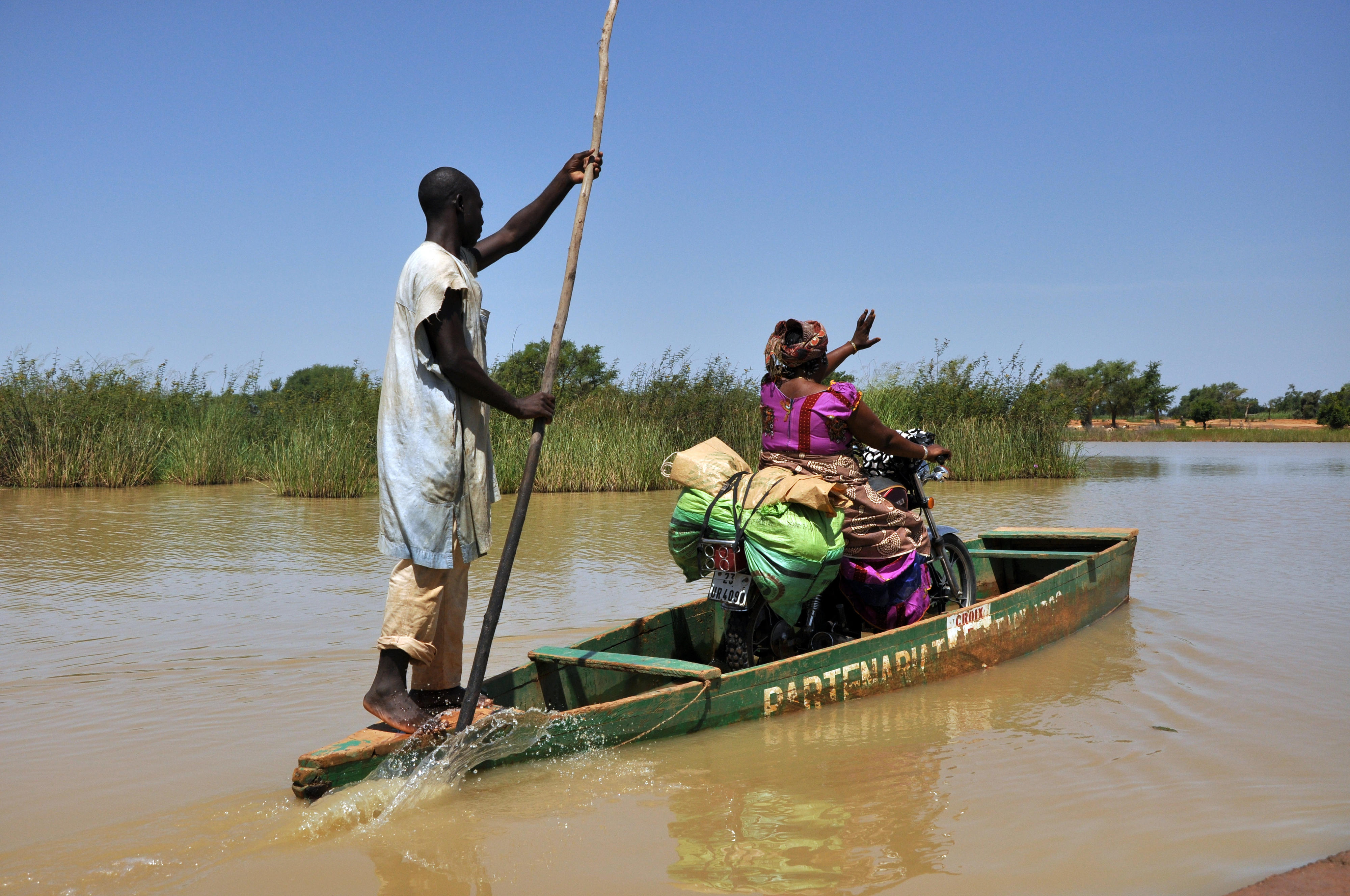 Transport während einer Überschwemmung in Burkina Faso