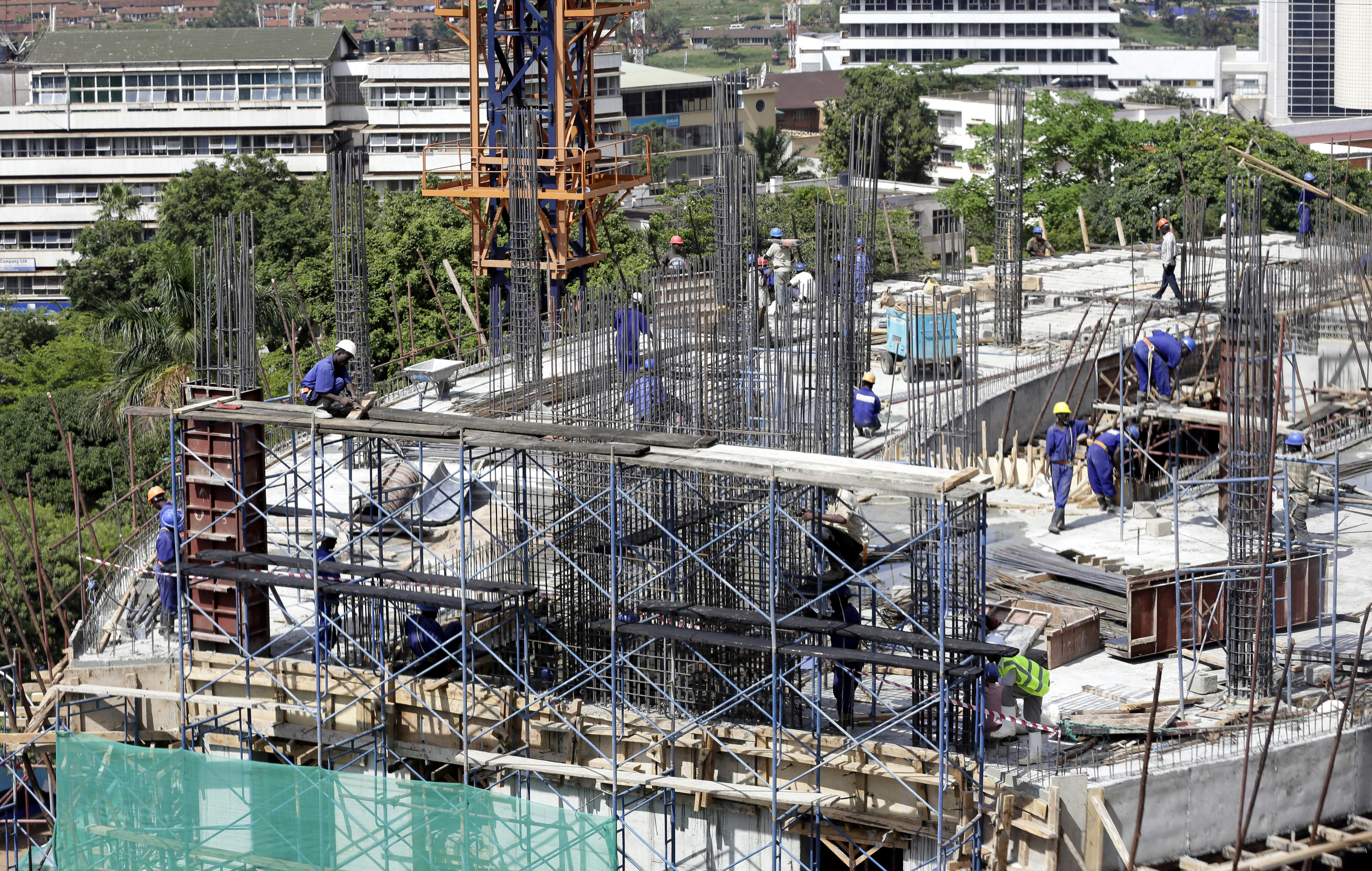 Baustelle in Kampala, Uganda. Arbeiter installieren eine Stahlkonstruktion und Verschalungen.