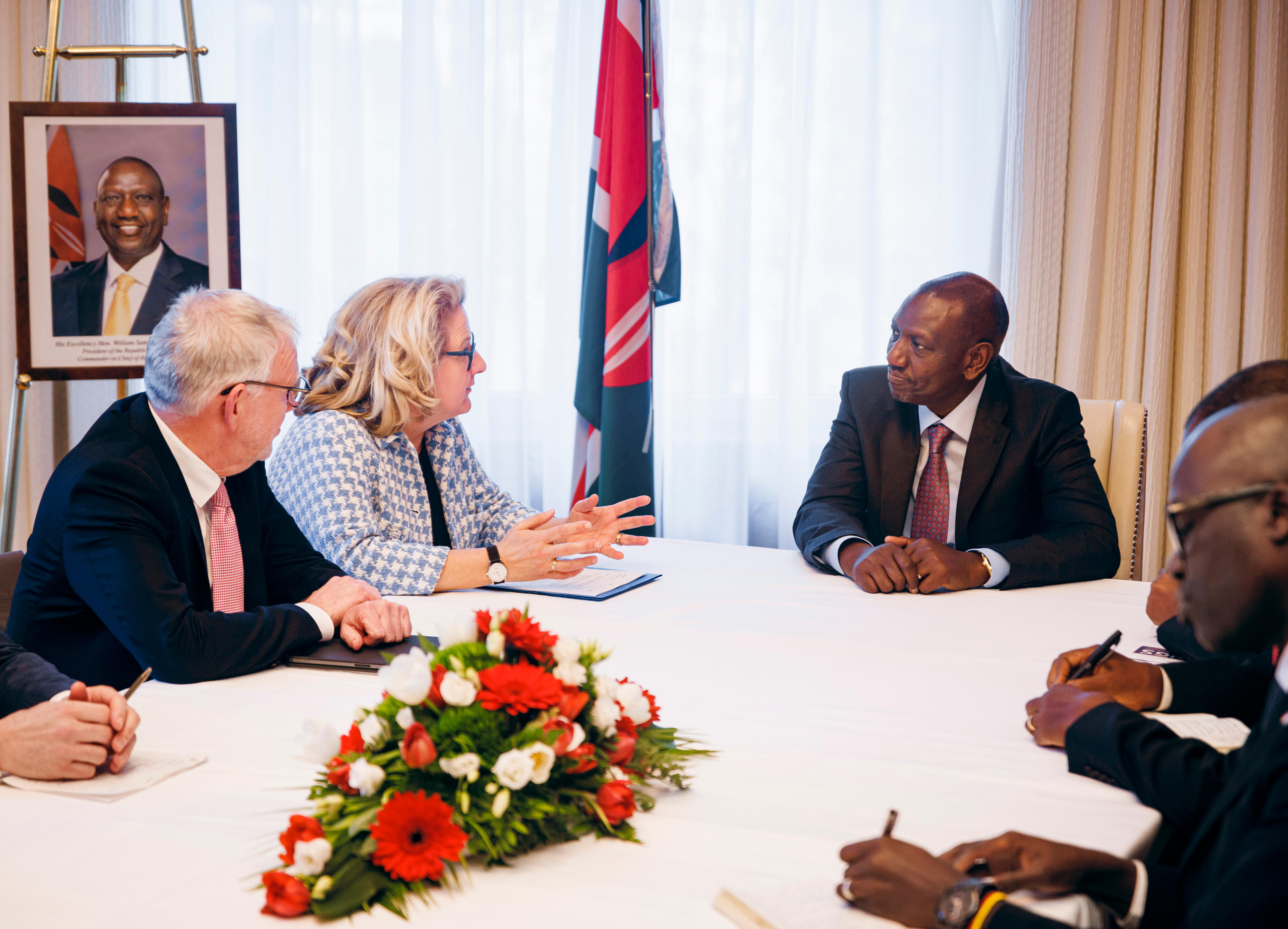 Entwicklungsministerin Svenja Schulze und Staatssekretär Jochen Flasbarth im Gespräch mit Kenias Staatspräsident William S. Ruto